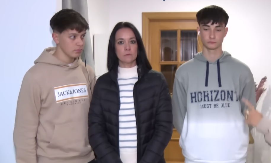 Julio Rodríguez junto a su madre, Elisabet Ayllón, y su amigo José Cepas | Fuente: YouTube/ laSexta