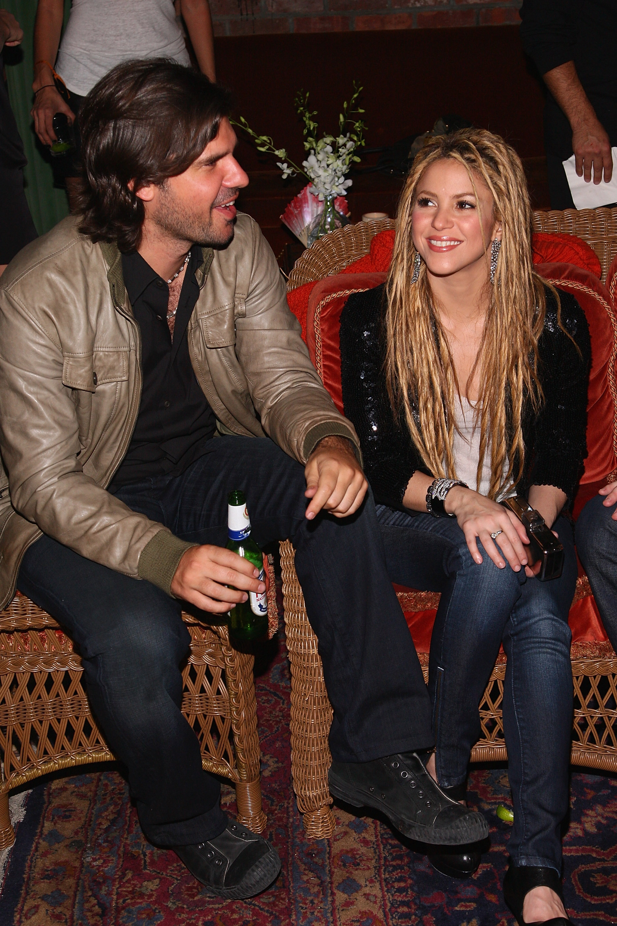 Antonio de la Rúa y Shakira asisten a la fiesta de portada y lanzamiento del nuevo álbum "She Wolf" de Rolling Stone en el Hotel Bowery el 9 de noviembre de 2009 en la ciudad de Nueva York. | Fuente: Getty Images
