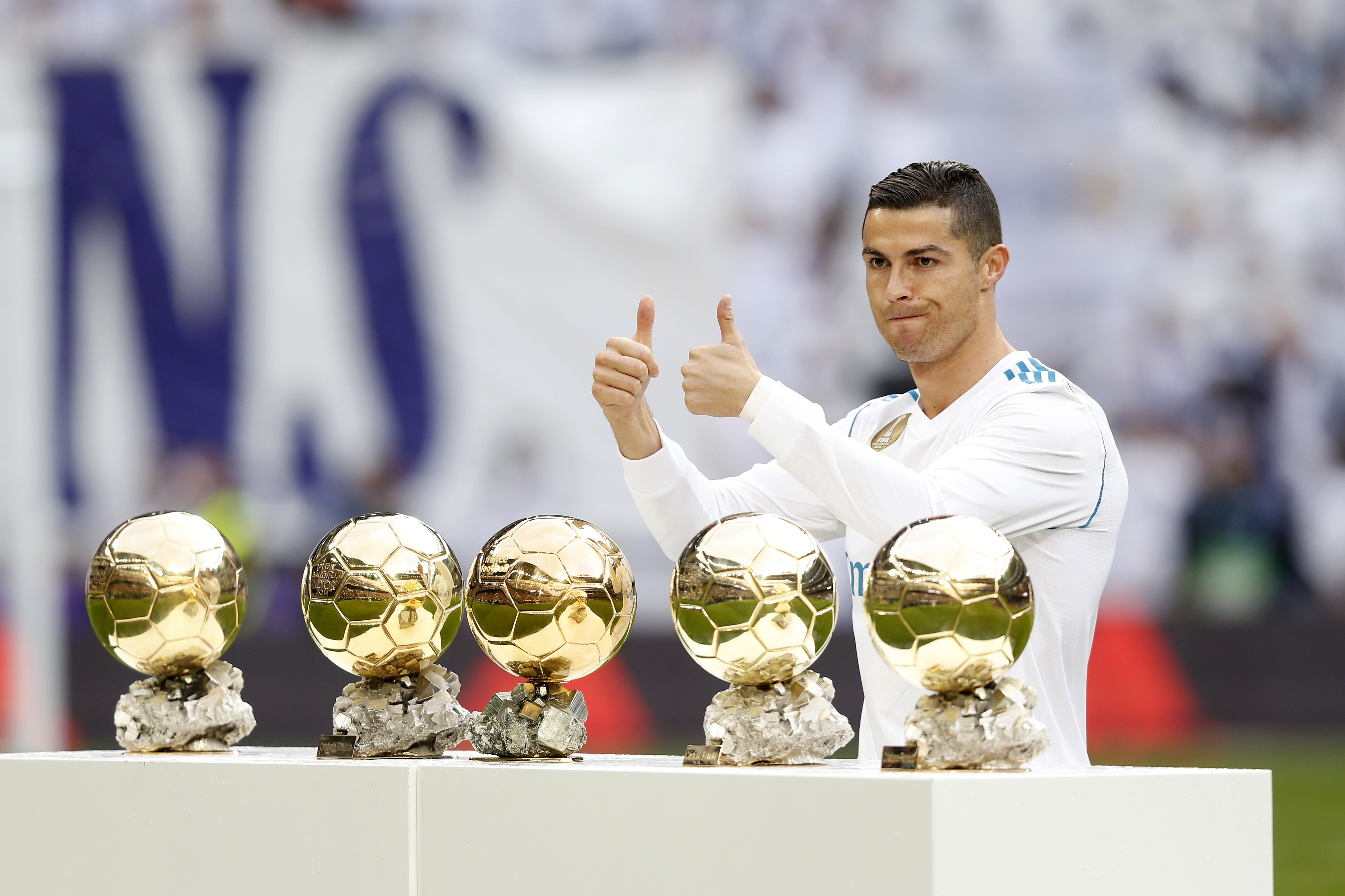Cristiano Ronaldo, del Real Madrid, posa con sus cinco Balones de Oro antes del partido de La Liga entre el Real Madrid y el Sevilla en el Estadio Santiago Bernabéu el 9 de diciembre de 2017 en Madrid, España. | Fuente: Getty Images