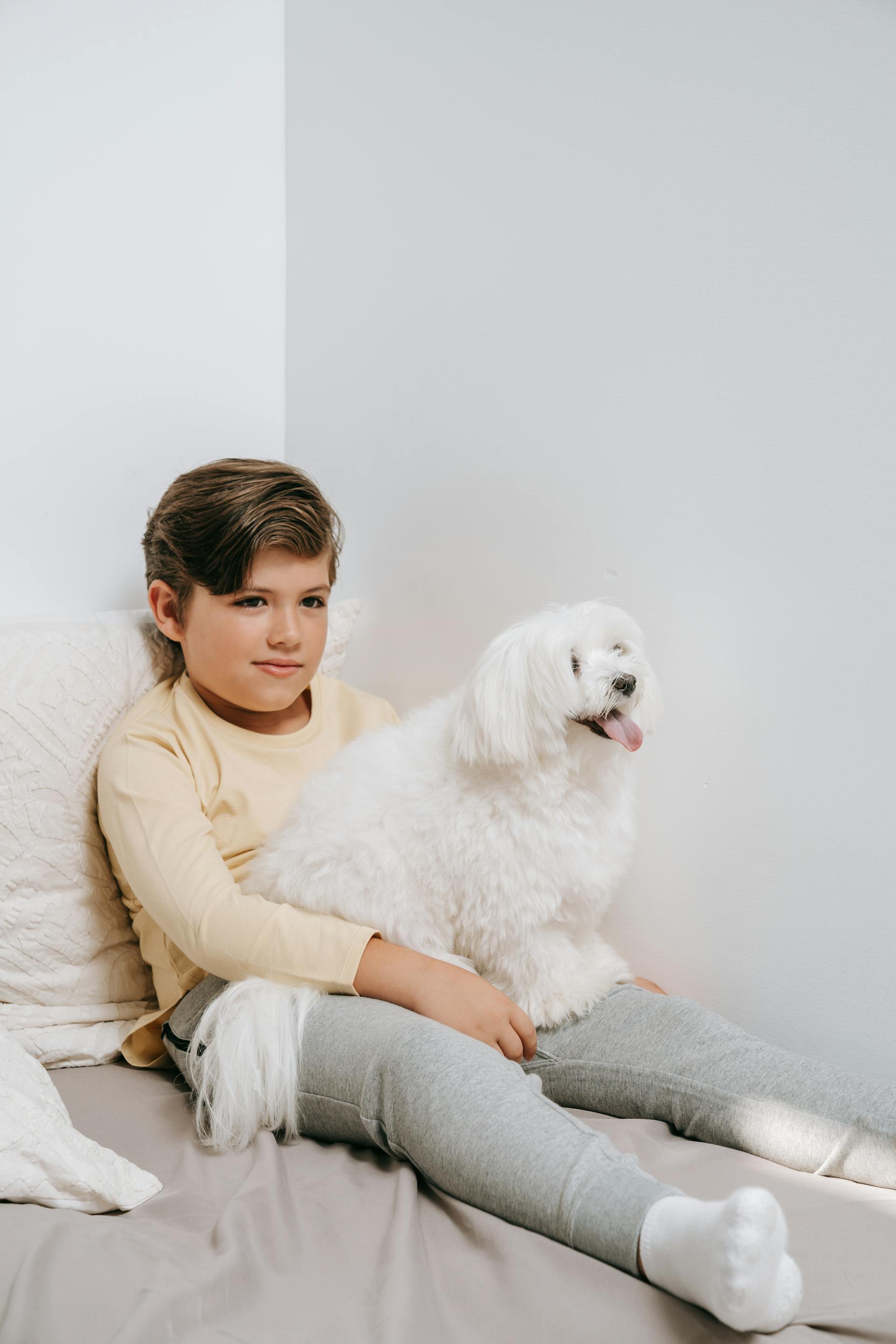 Un niño en una cama | Fuente: Pexels