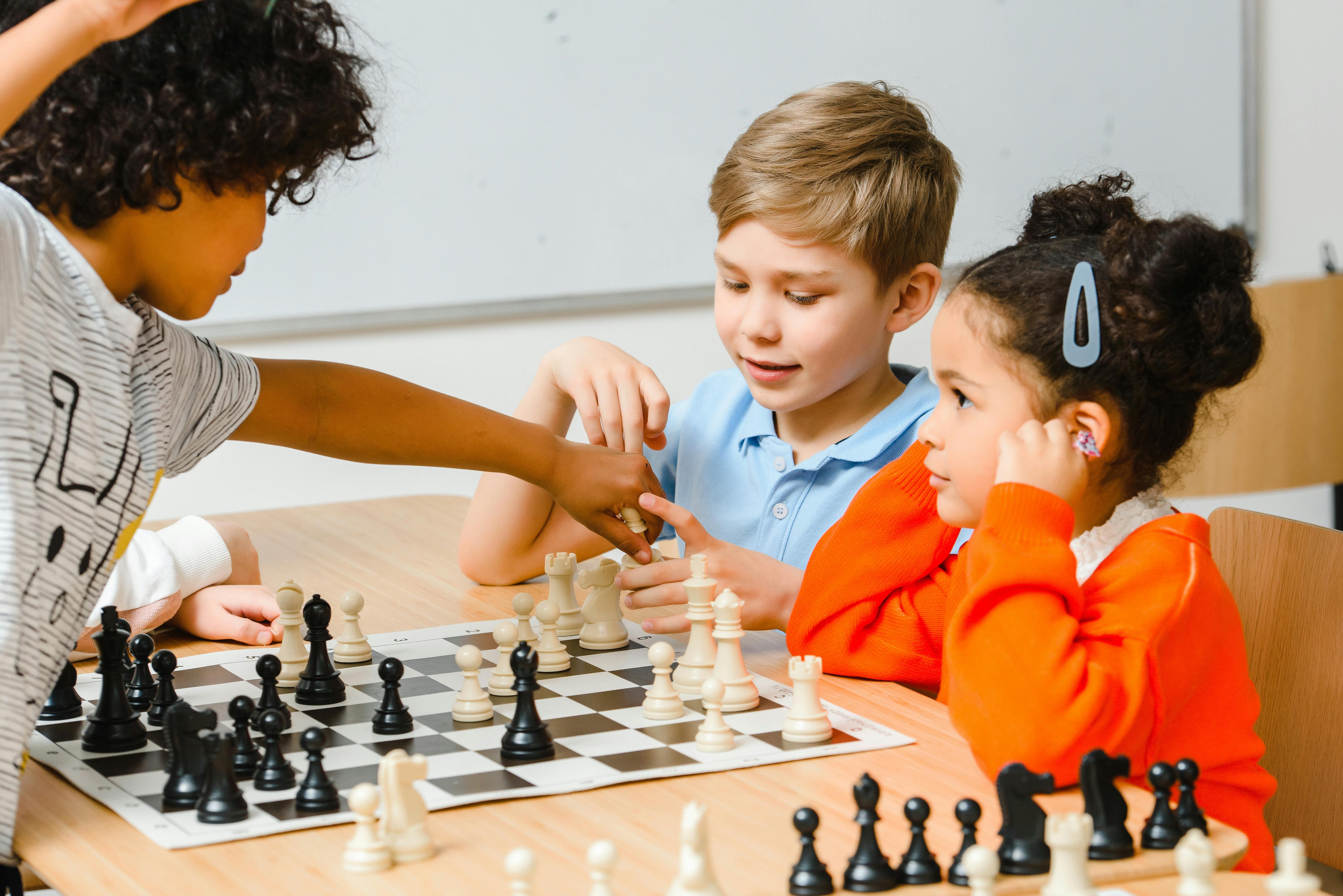 Niños jugando juntos al ajedrez | Fuente: Pexels