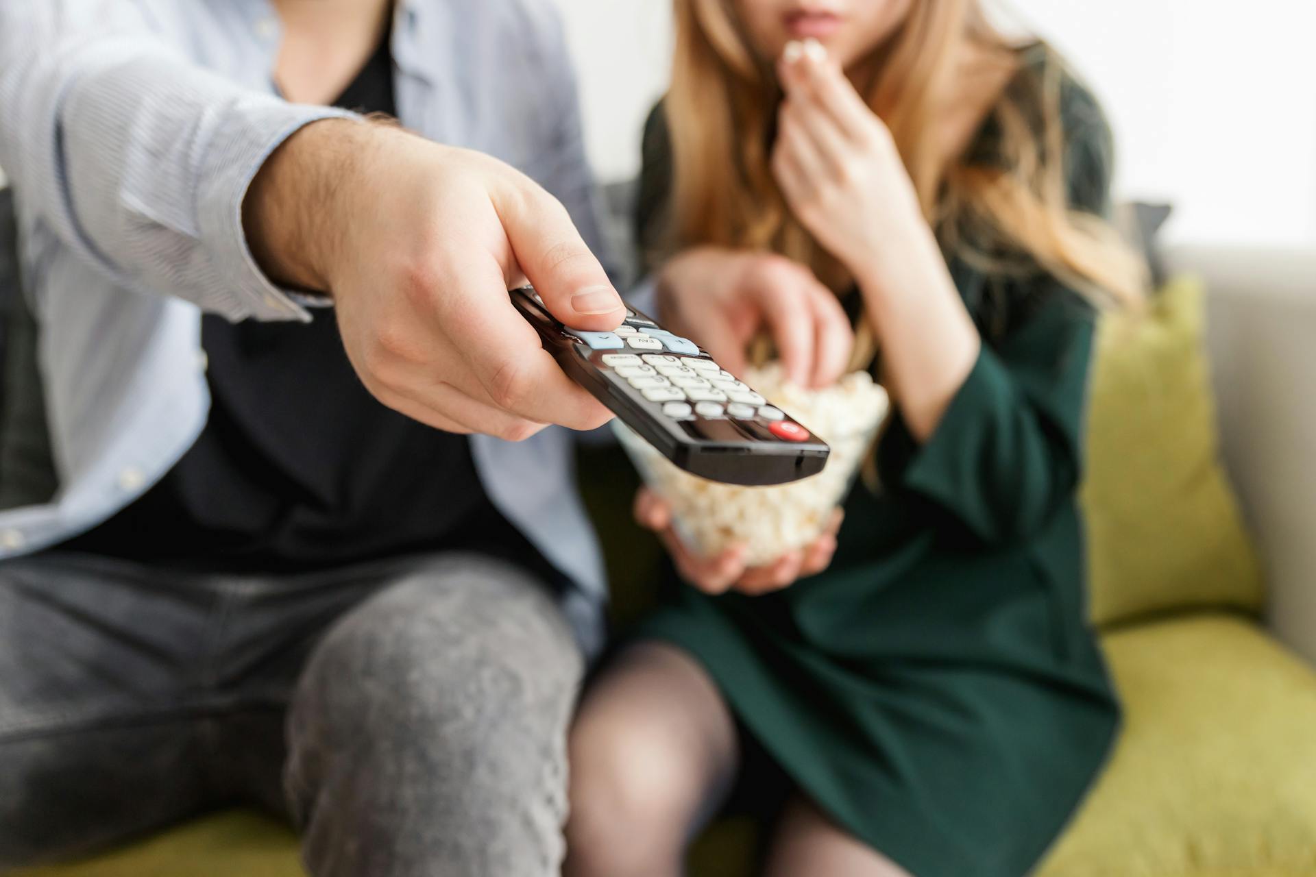 Una pareja sentada en un sofá | Fuente: Pexels