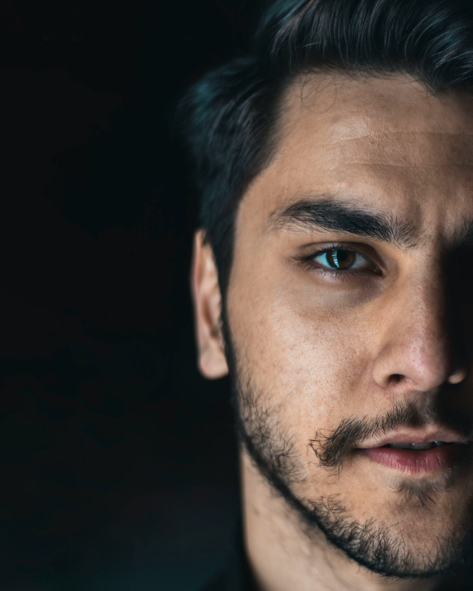 Un hombre mirando fijamente a alguien | Fuente: Unsplash