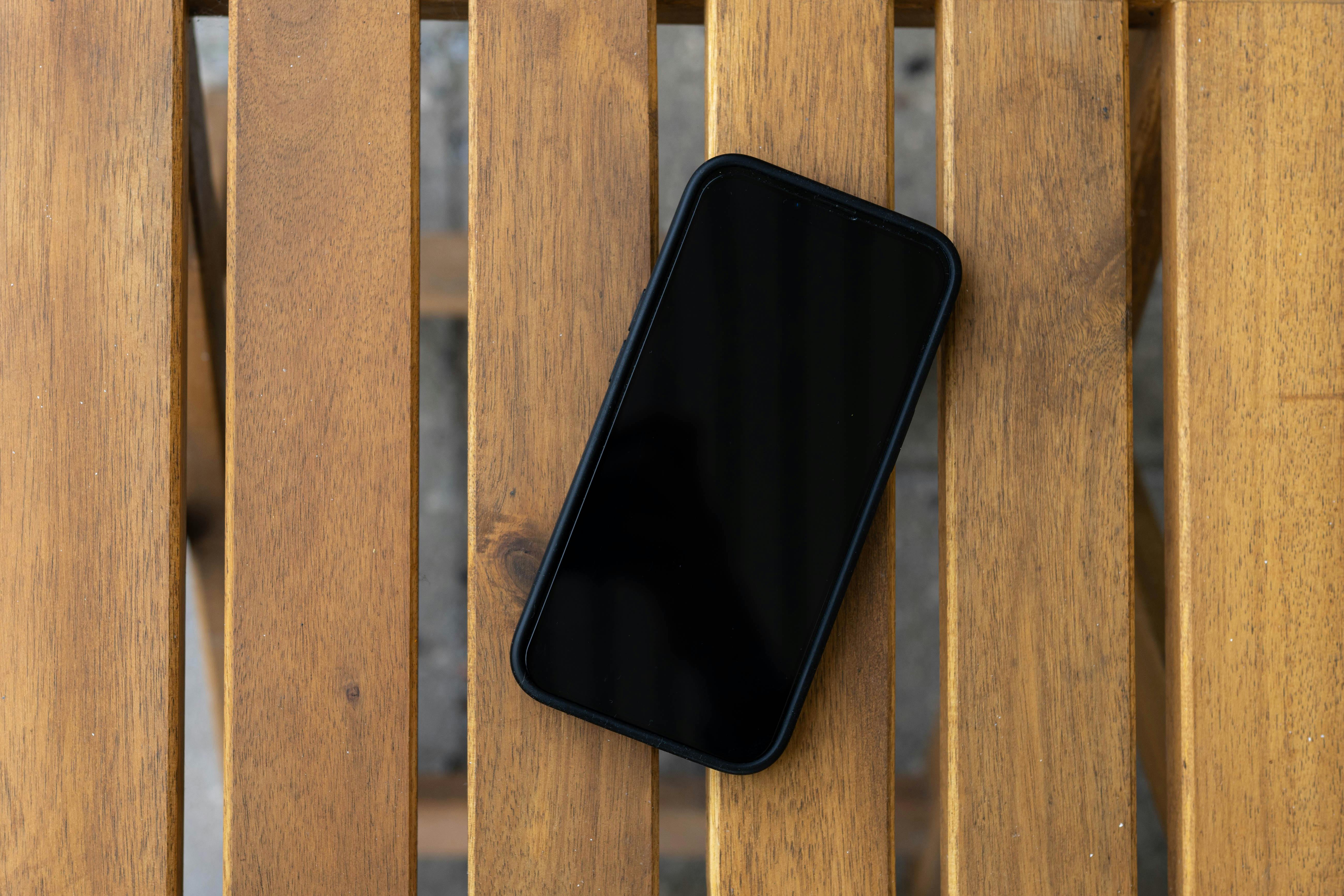 Un teléfono sobre una mesa | Fuente: Pexels