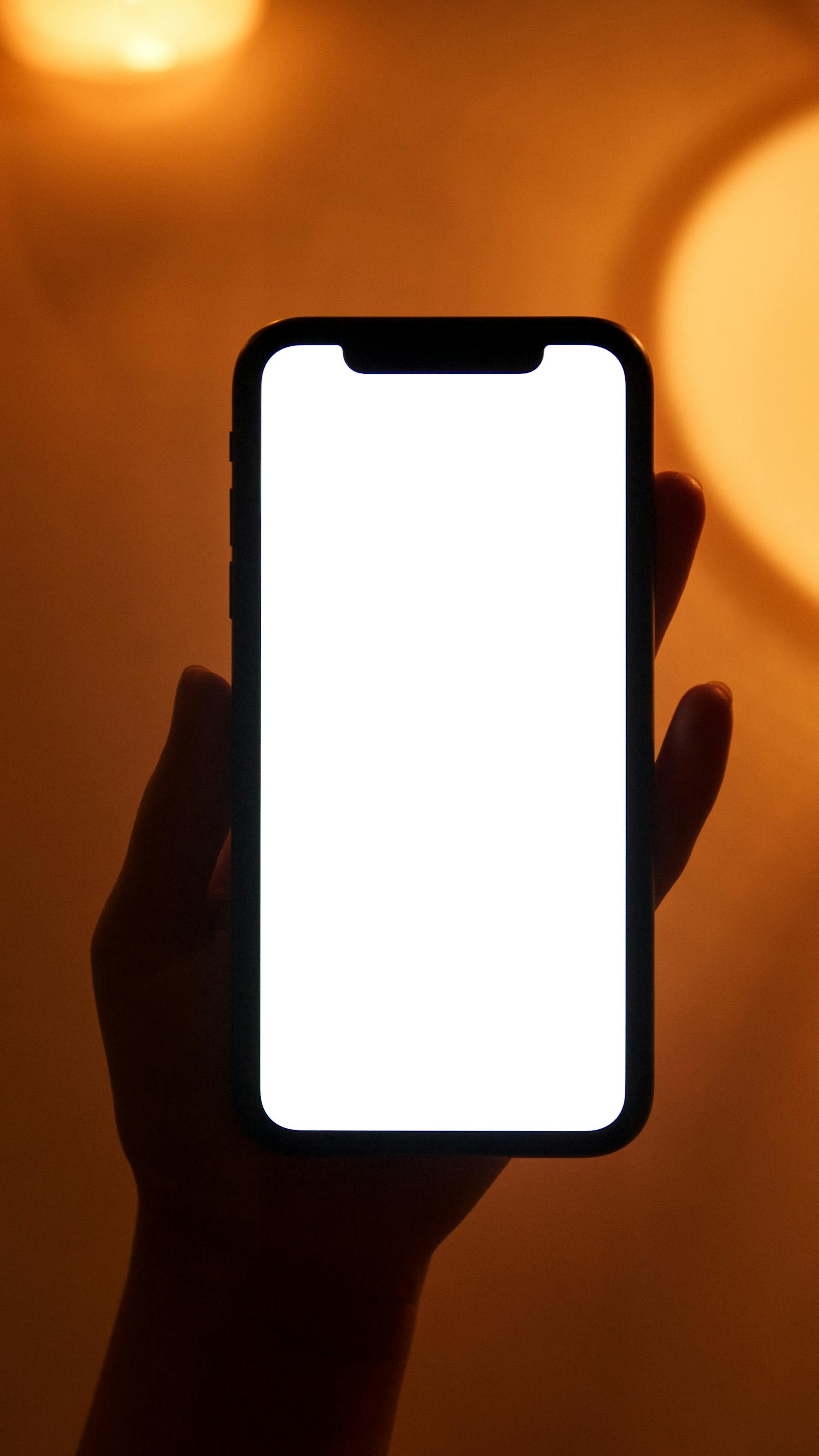 Una persona con un teléfono móvil en la mano | Fuente: Pexels