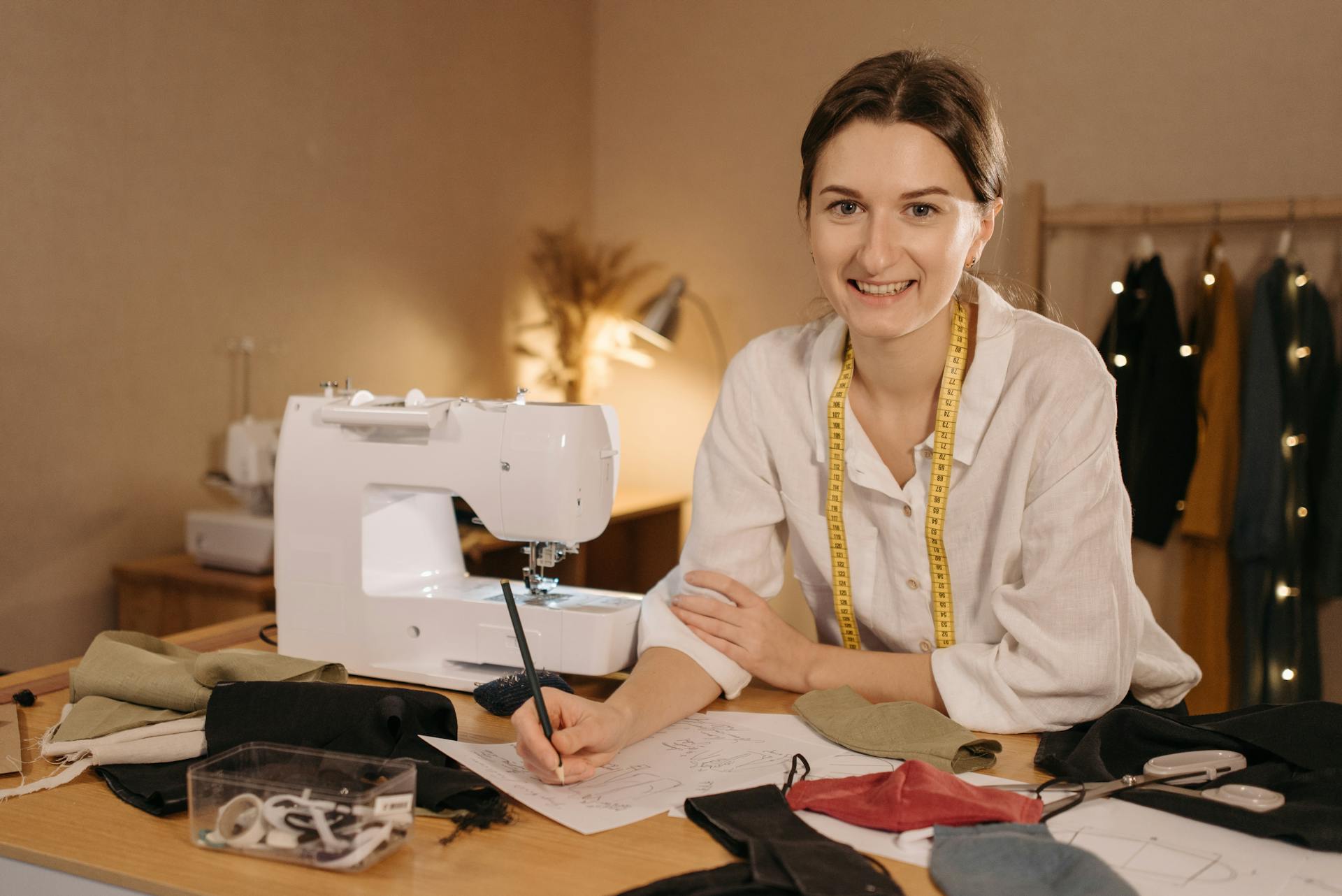 Una costurera sonriente | Fuente: Pexels