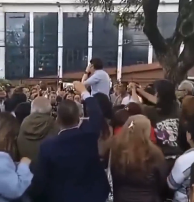 Segundos antes del atentado al candidato presidencial Miguel Uribe durante su mitin | Fuente: X/LHDA16