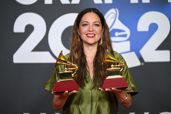 Natalia Lafourcade posa con los premios a Mejor Álbum Cantautor y Mejor Canción Cantautor durante la 24ª edición anual de los Latin Grammy Awards el 16 de noviembre de 2023 en Sevilla, España.