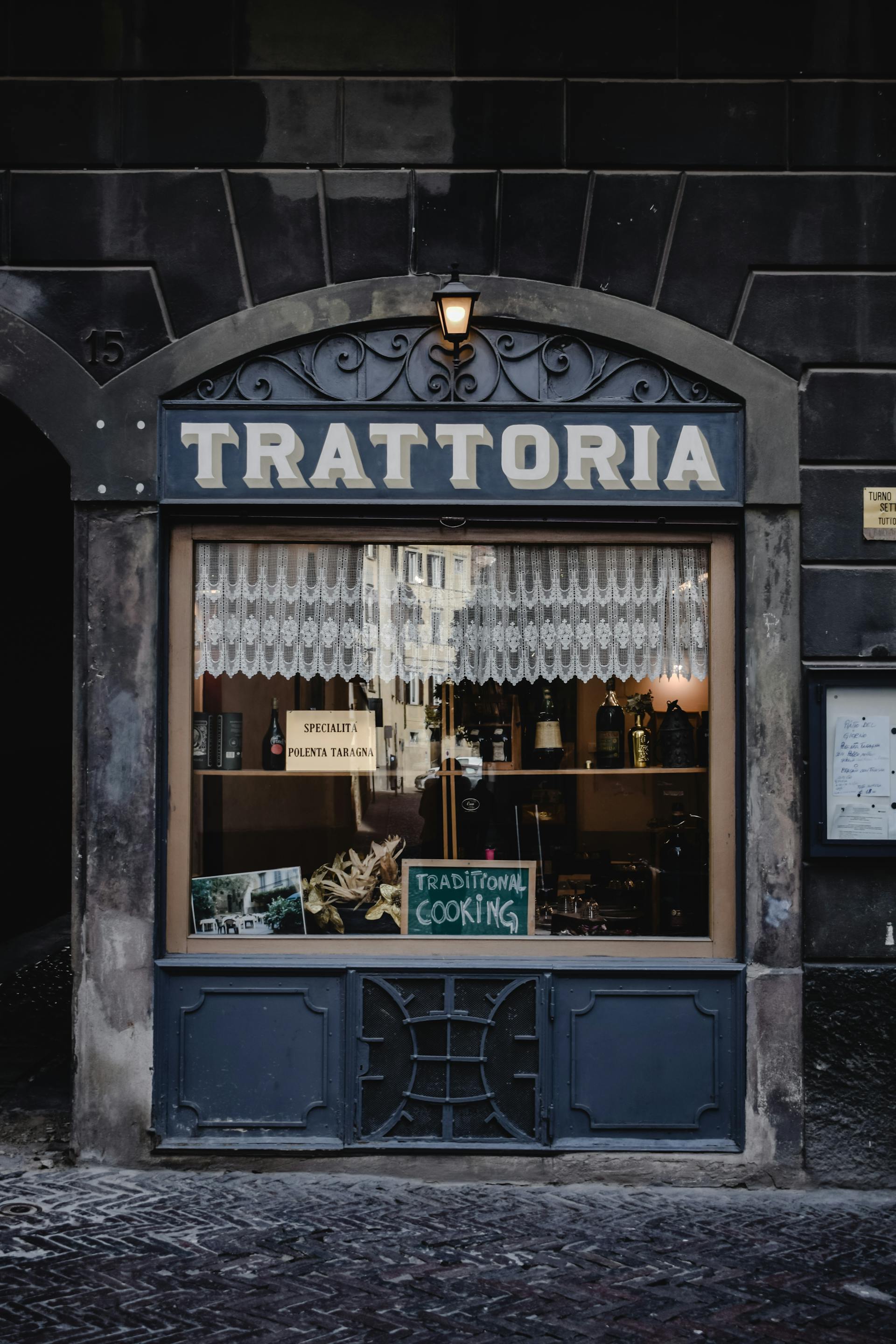 El exterior de un restaurante italiano | Fuente: Pexels