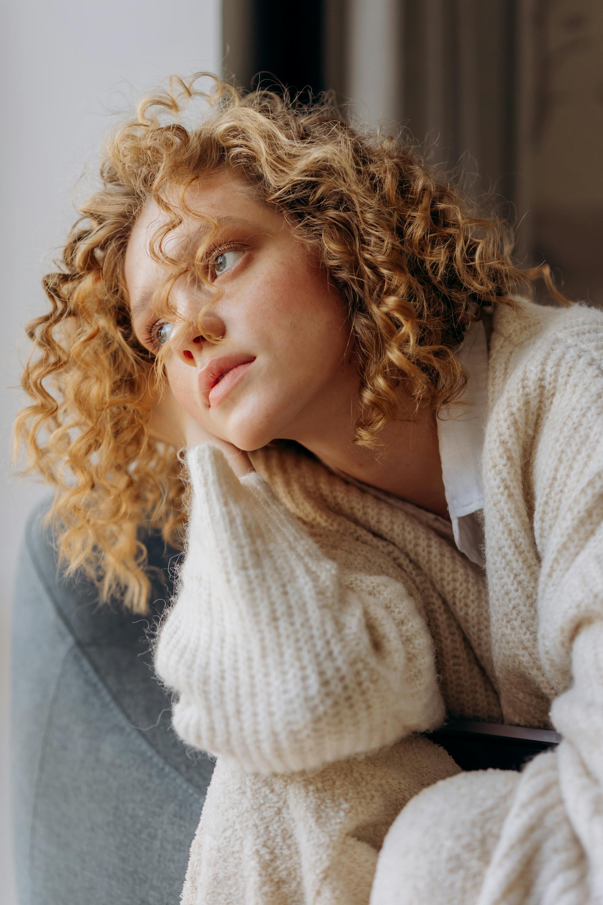 Una mujer reflexiva | Fuente: Pexels