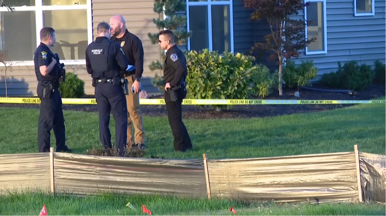 La policía en el lugar de los hechos | Fuente: YouTube/WTHR