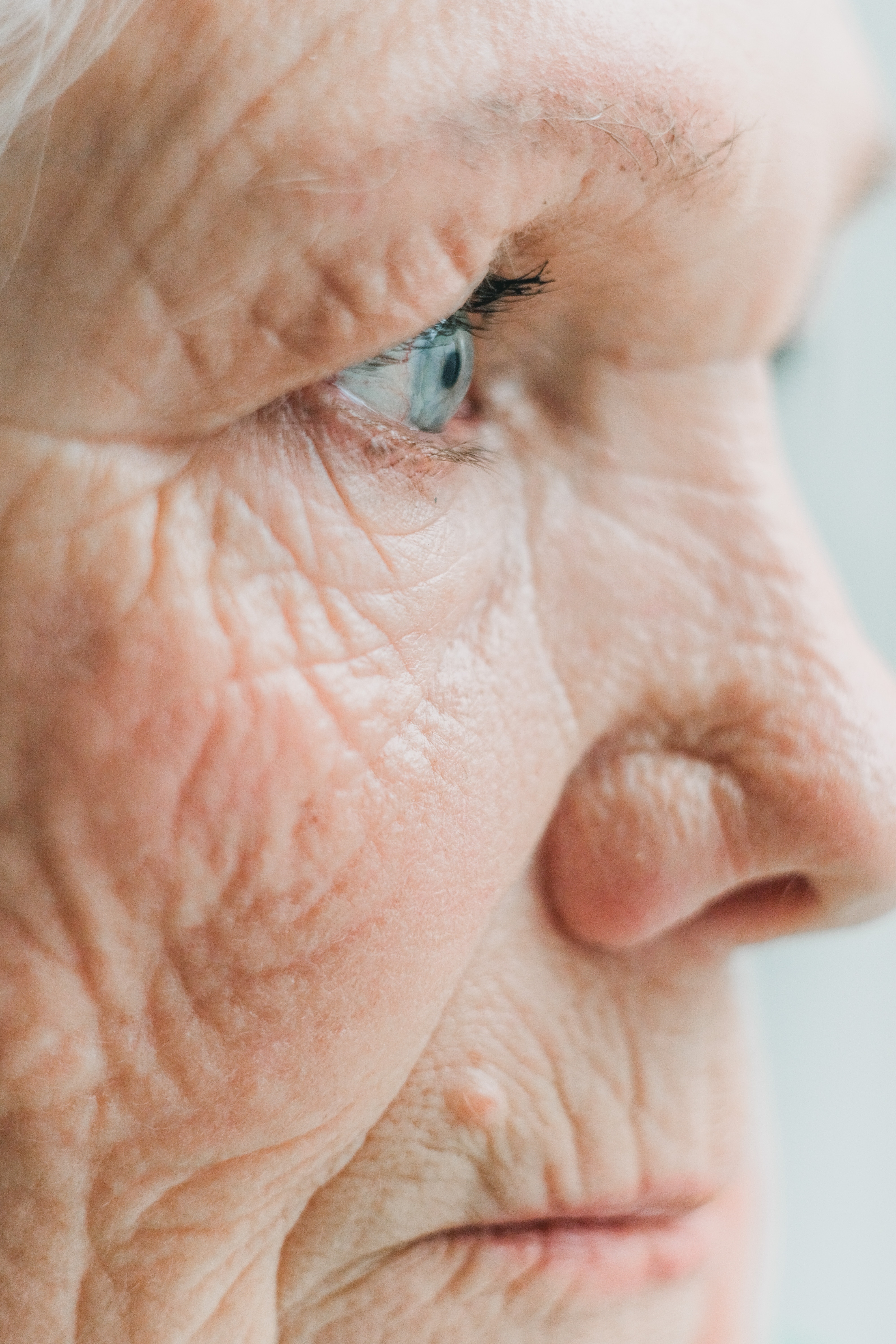 Primer plano de una anciana triste | Fuente: Pexels