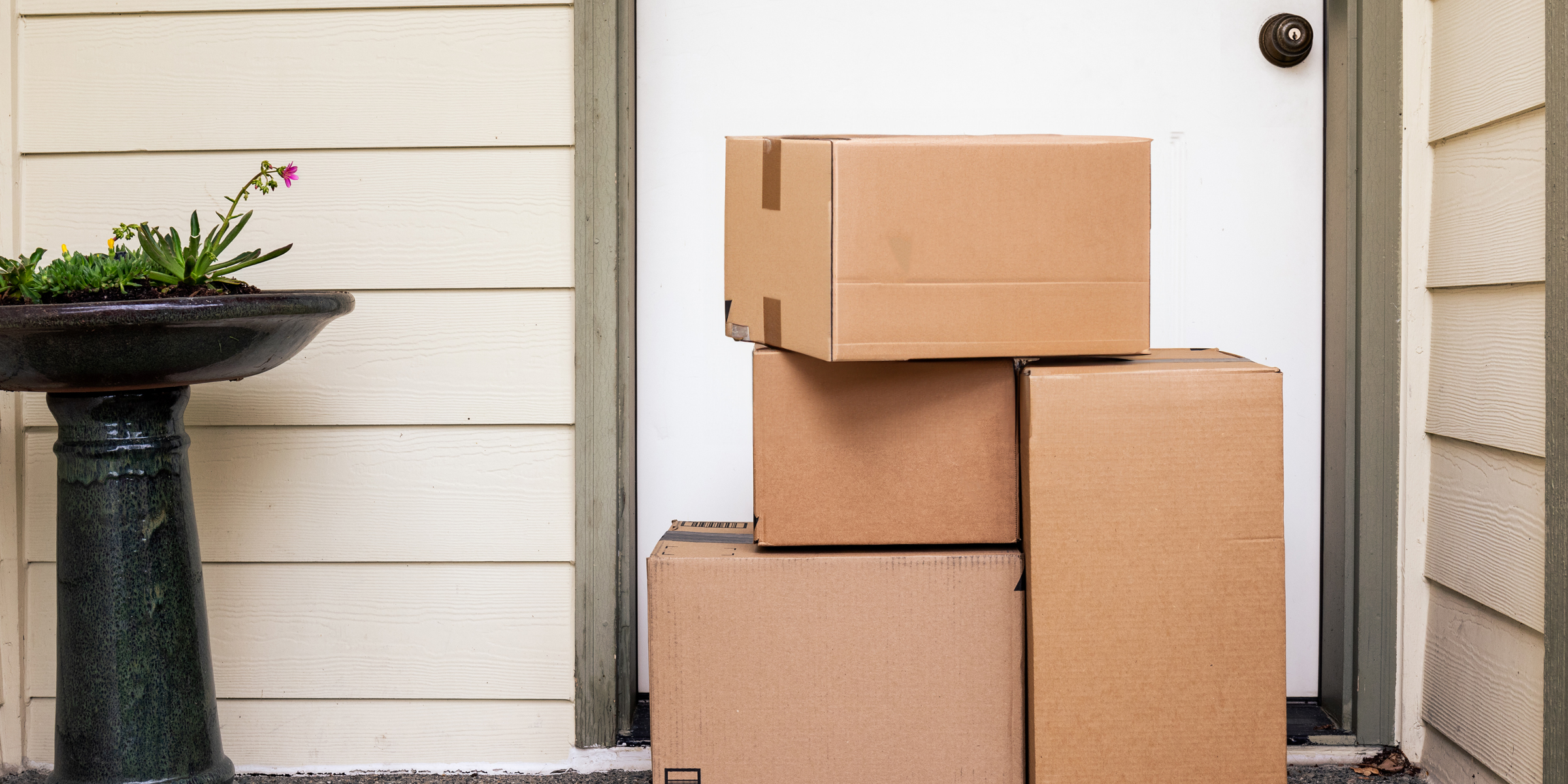 Cajas de cartón delante de una puerta | Fuente: Shutterstock