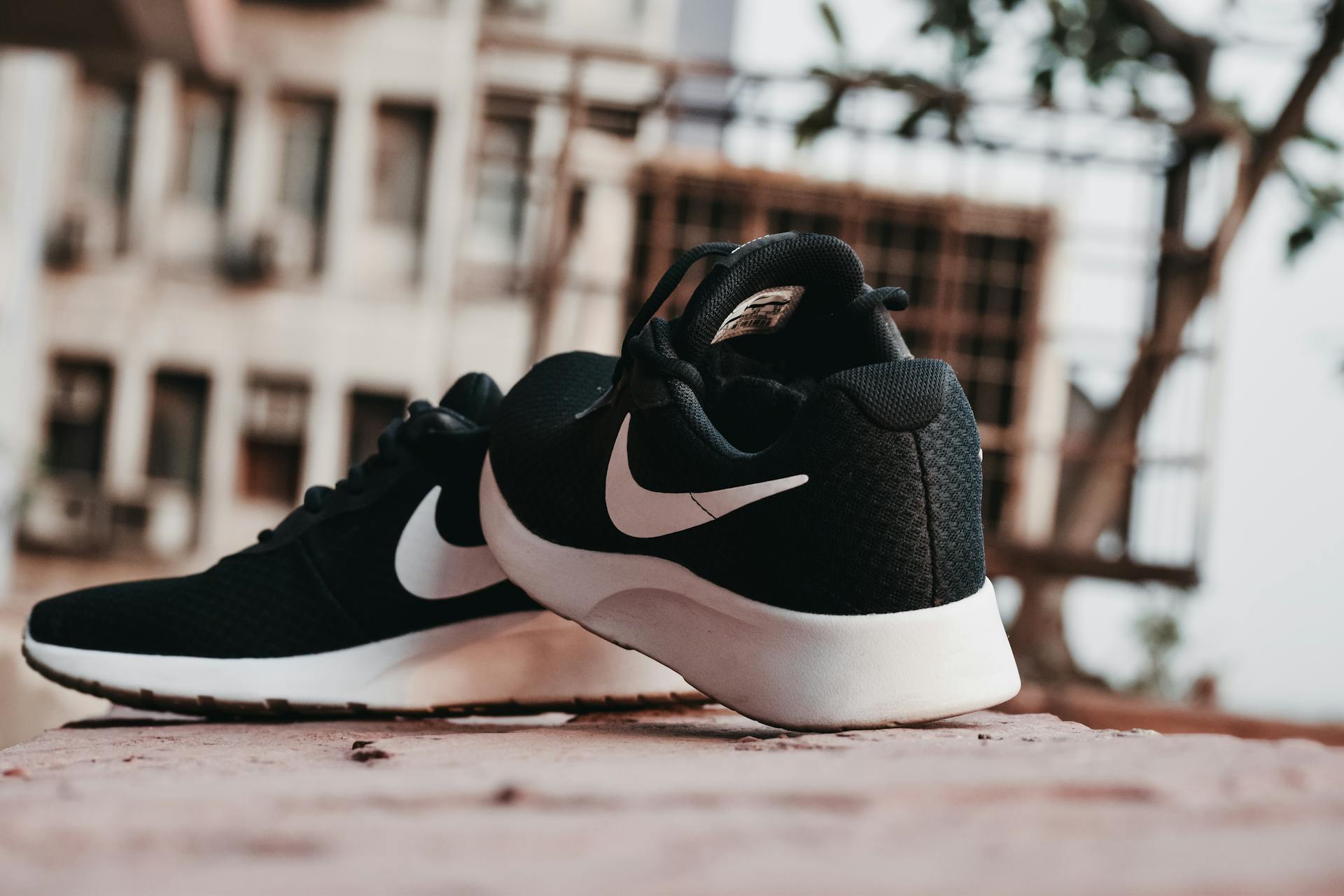 Un par de zapatillas | Fuente: Pexels