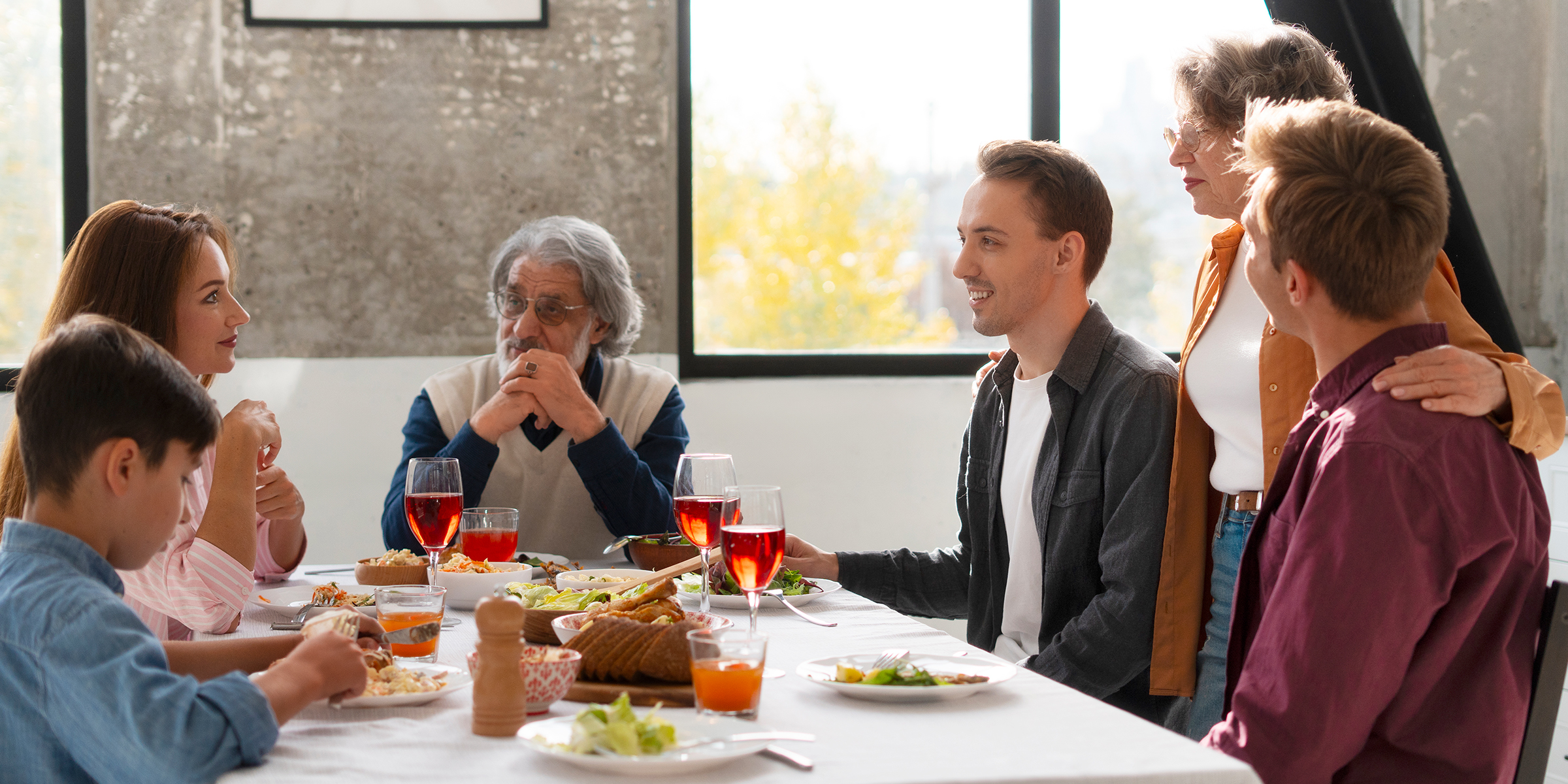 Una familia sentada alrededor de una mesa | Fuente: Freepik