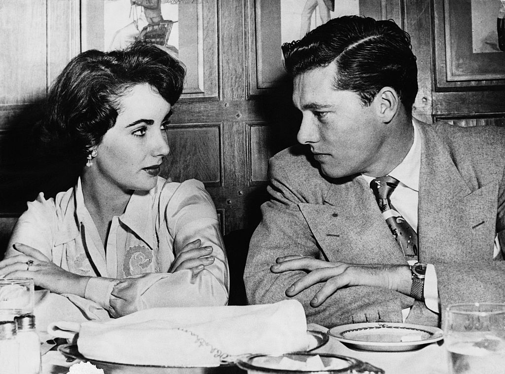 Nicky Hilton junto a Elizabeth Taylor en 1950. | Foto: Getty Images