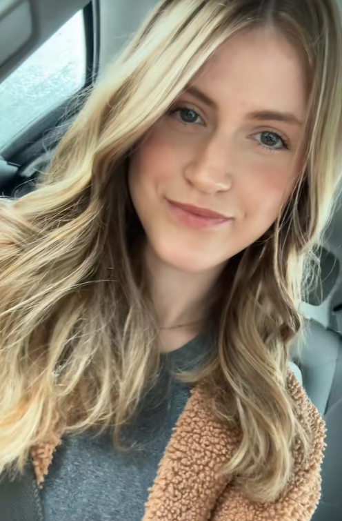 Virginia Elder sonríe suavemente en una foto reciente tomada meses después de la operación, sin mostrar signos visibles de hinchazón | Fuente: TikTok/virginiaeelder