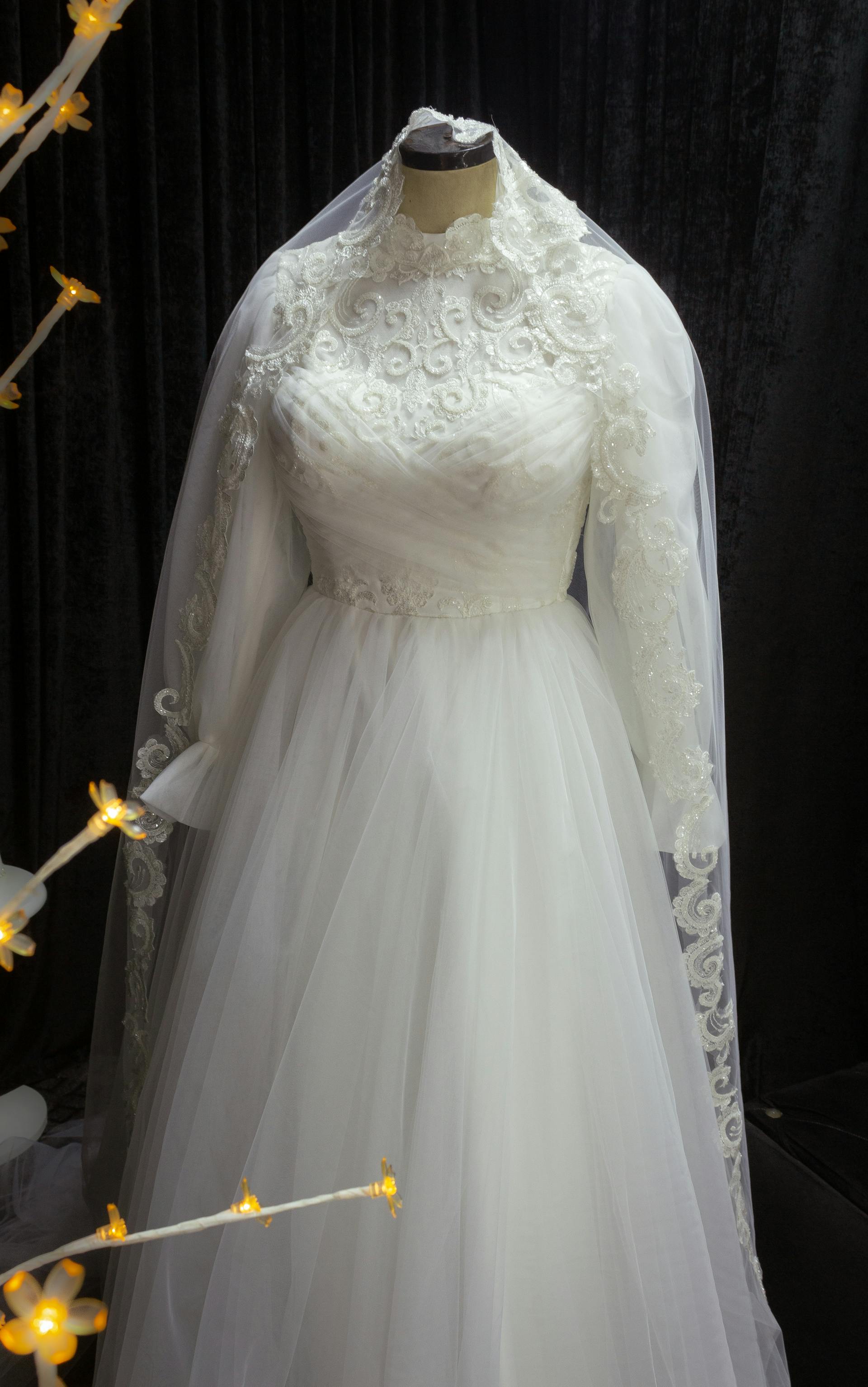 Un vestido de novia en un maniquí | Fuente: Pexels