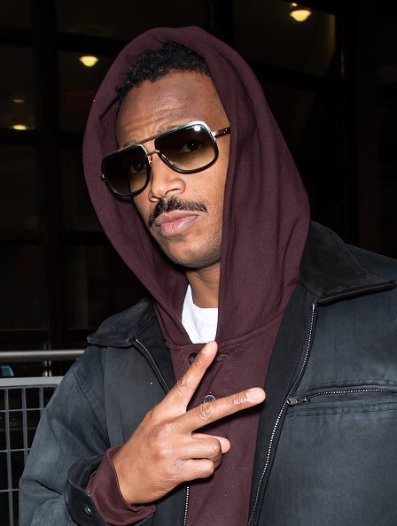 Marlon Wayans saliendo del programa "Good Day" de Fox 29 el 22 de noviembre de 2019 | Fuente: Getty Images