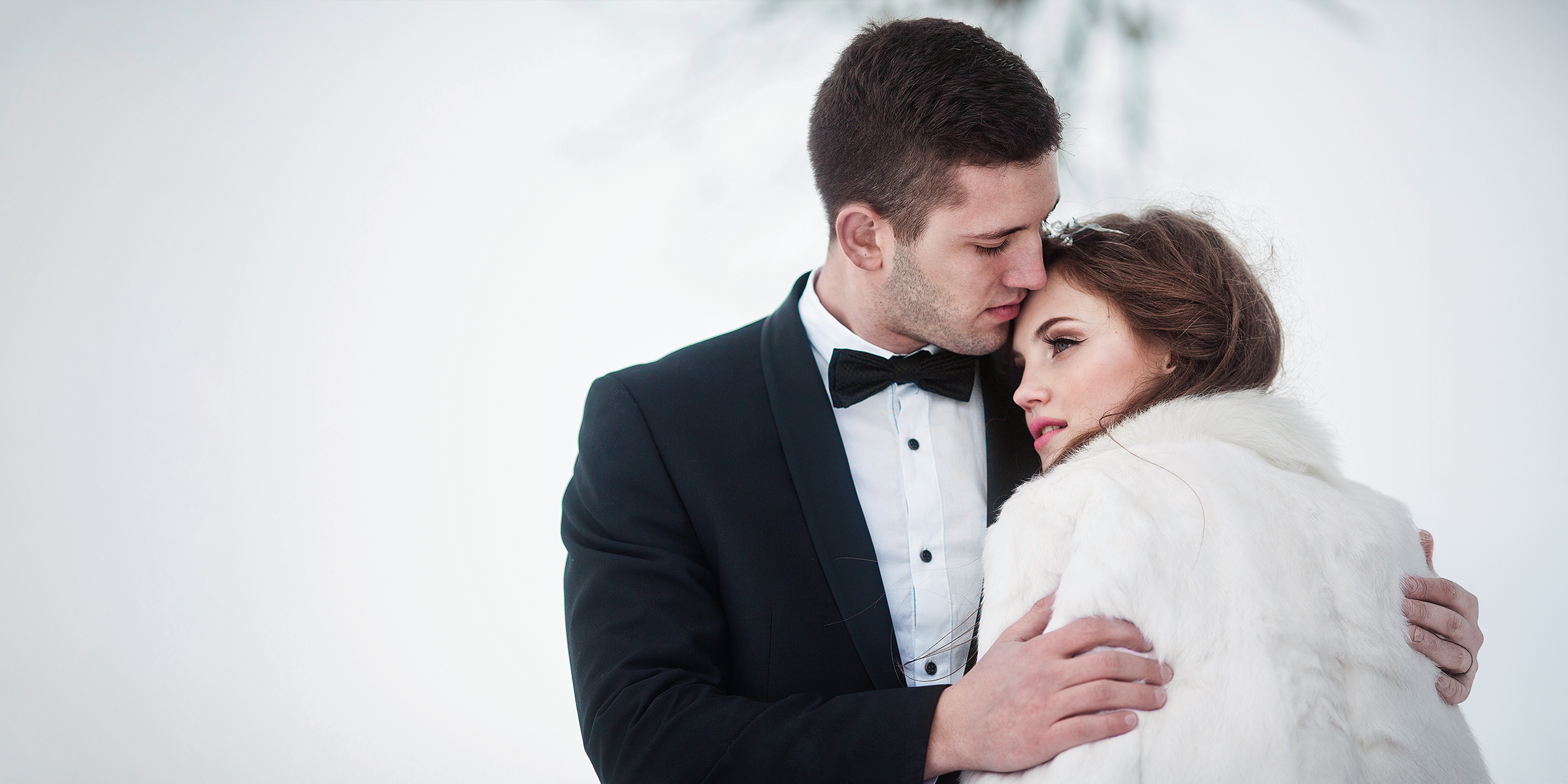 Un hombre abrazando a su novia | Fuente: Shutterstock