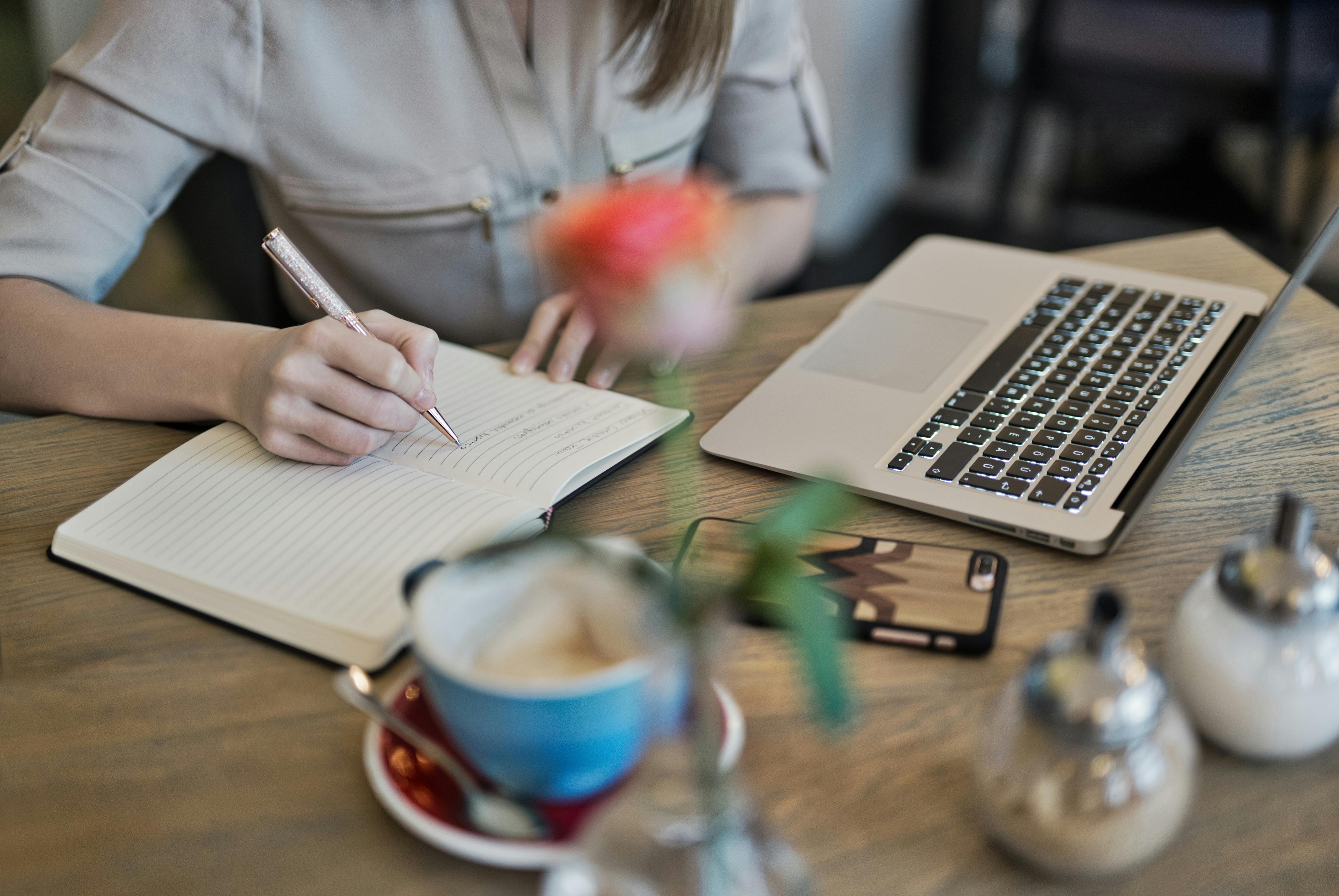 Una mujer trabajando en algo | Fuente: Pexels