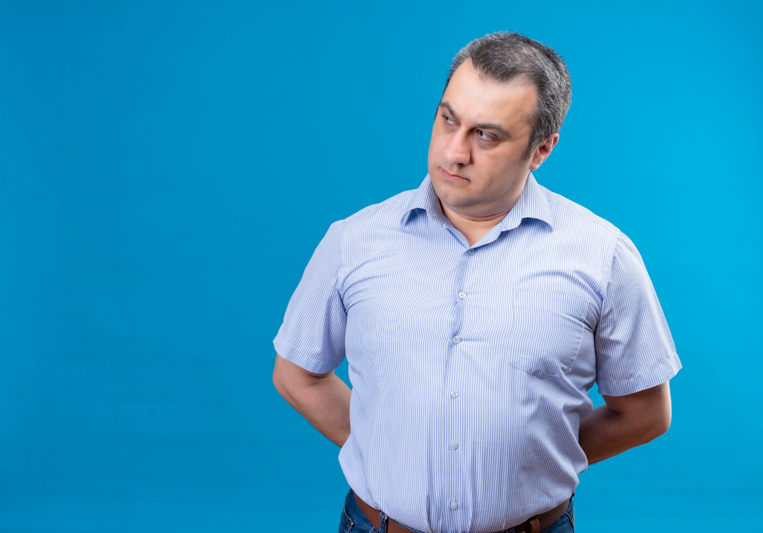 Un hombre con expresión seria | Fuente: Freepik