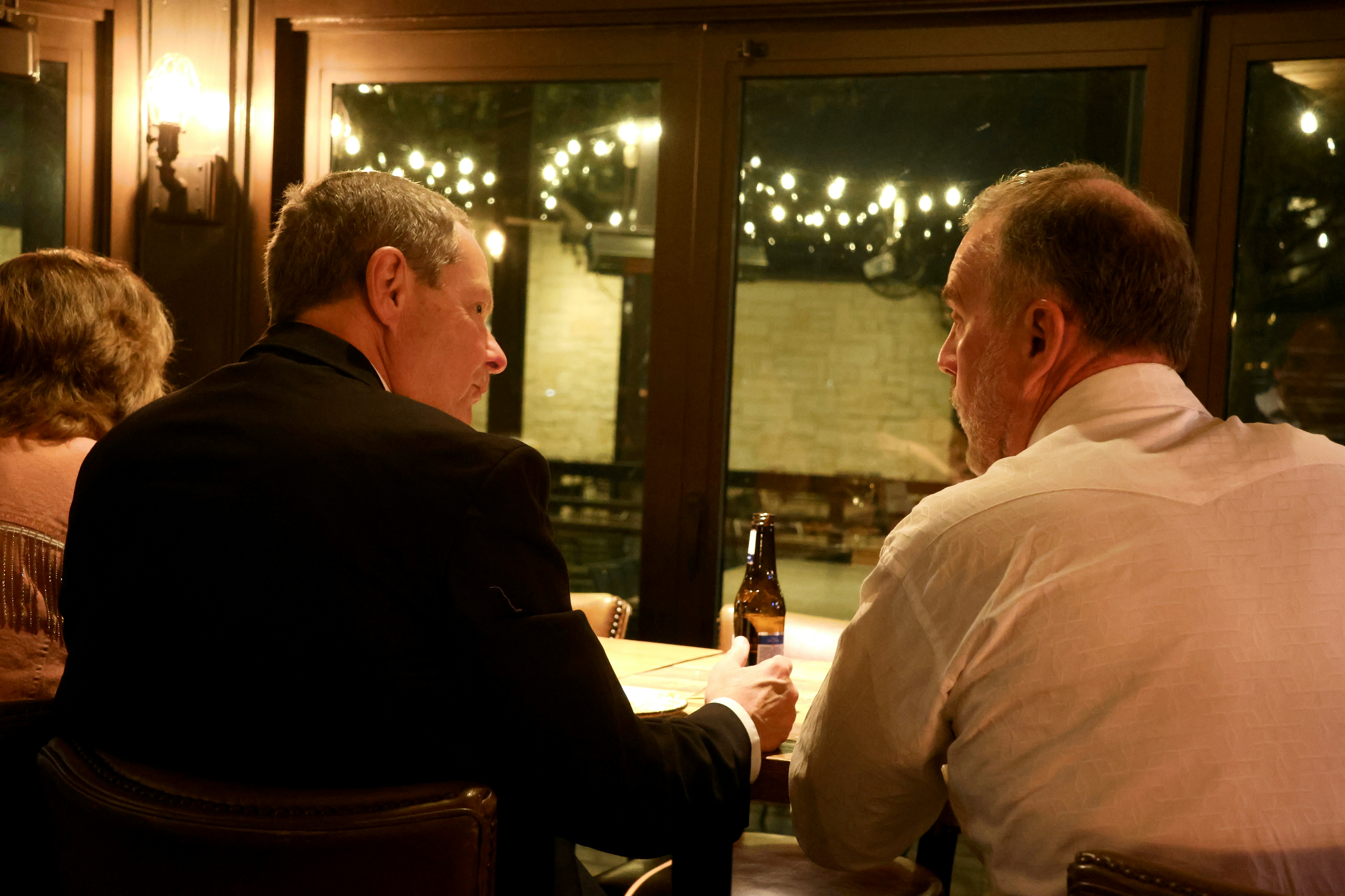 Hombres sentados en una mesa hablando | Fuente: Unsplash