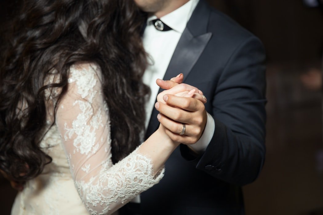 Pareja bailando en su boda | Fuente: Unsplash