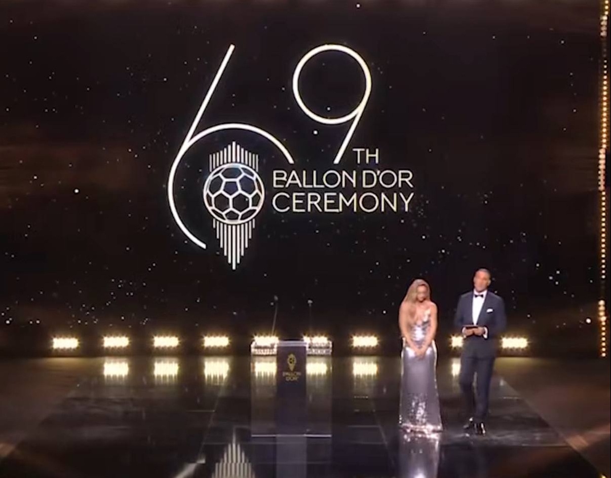 Kate Scott y Ruud Gullit durante el homenaje a Diogo Jota en la 69ª ceremonia del Balón de Oro 2025 en el Théâtre du Châtelet el 22 de septiembre de 2025 en París, Francia. | Fuente: Instagram/joq.sport