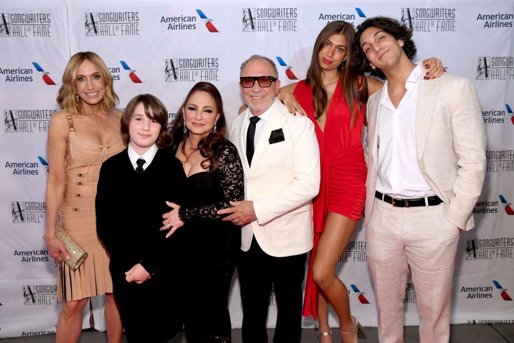Lili Estefan, Sasha Estefan-Coppola, Gloria Estefan, Emilio Estefan, Lina Luaces y Lorenzo Luaces el 15 de junio de 2023 en Nueva York. | Foto: Getty Images