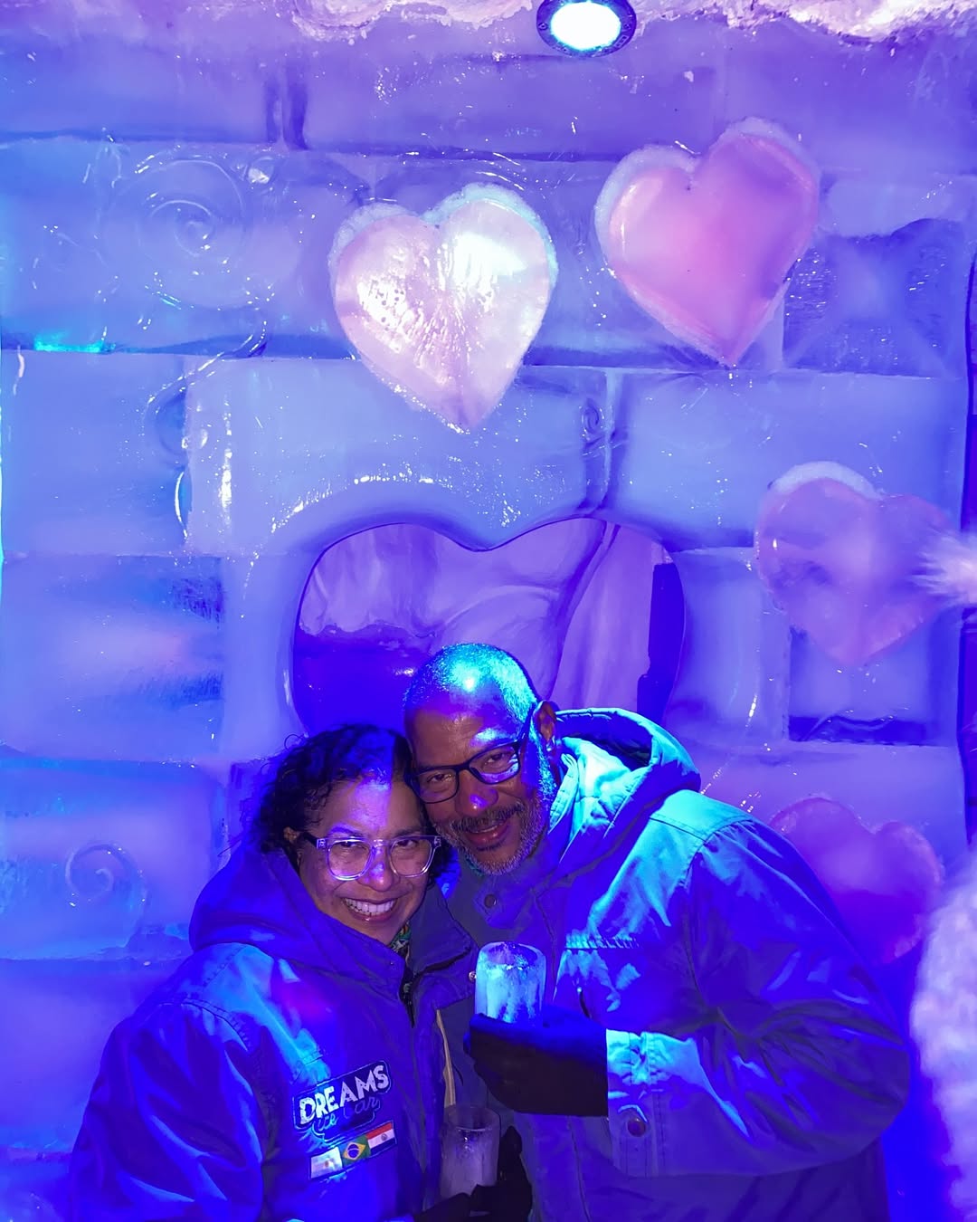 Los padres de Juliana Marins posando delante de una estructura de hielo, de un post fechado el 27 de mayo de 2025 | Fuente: Instagram/ajulianamarins