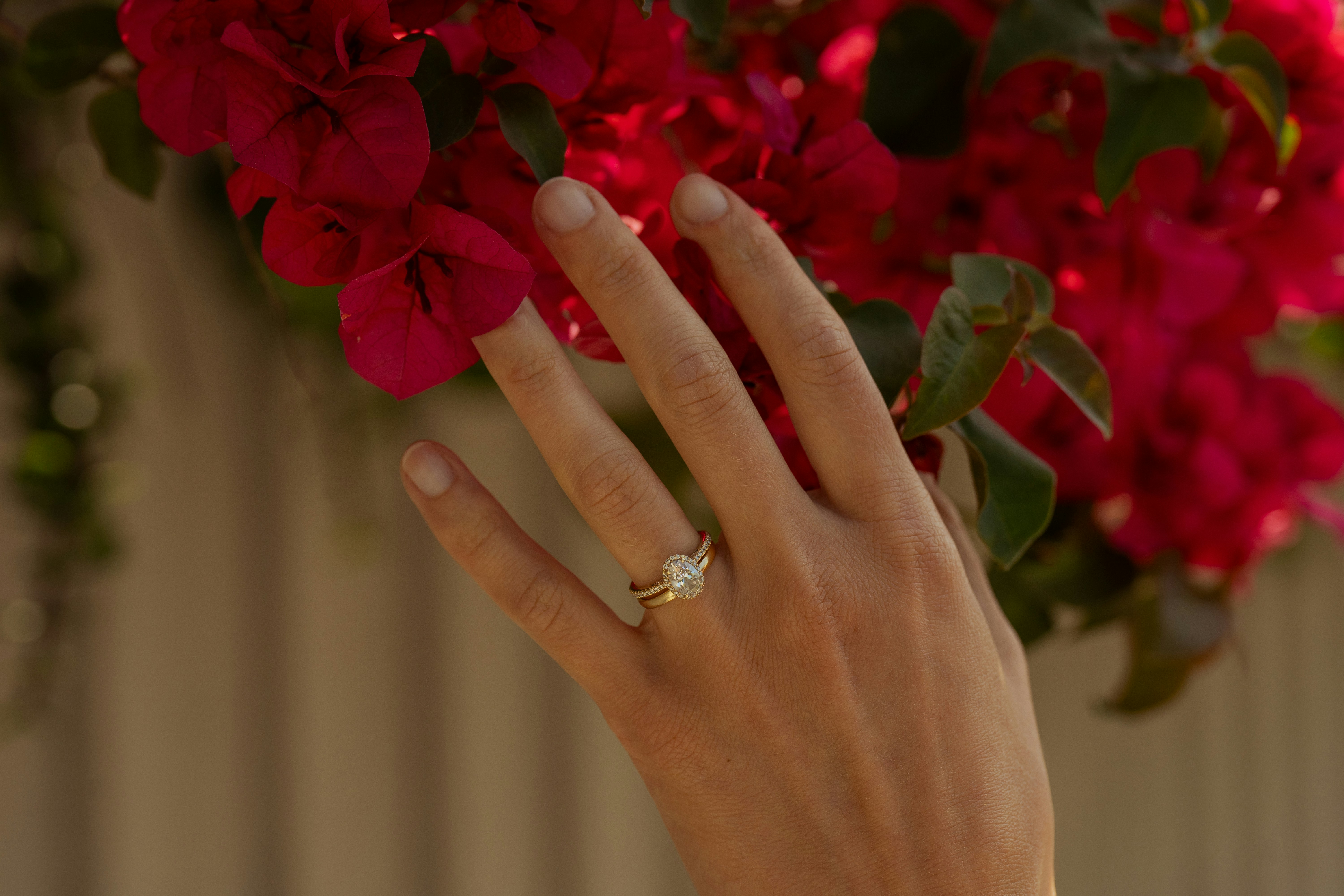 Un anillo de boda en el dedo de una mujer | Fuente: Unsplash
