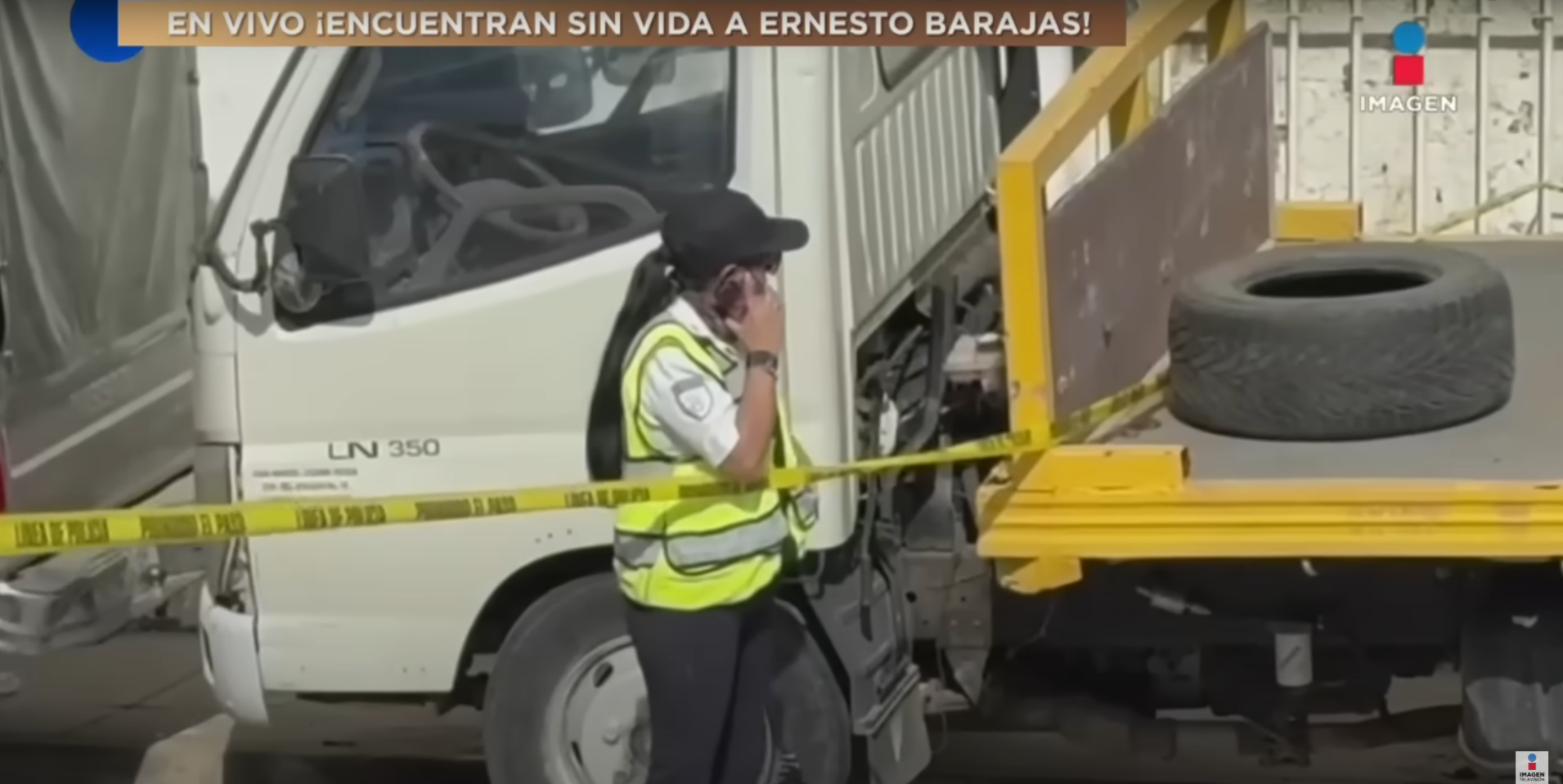 Una mujer sosteniendo un teléfono en el lugar de los hechos | Fuente: YouTube/ Imagen Entretenimiento