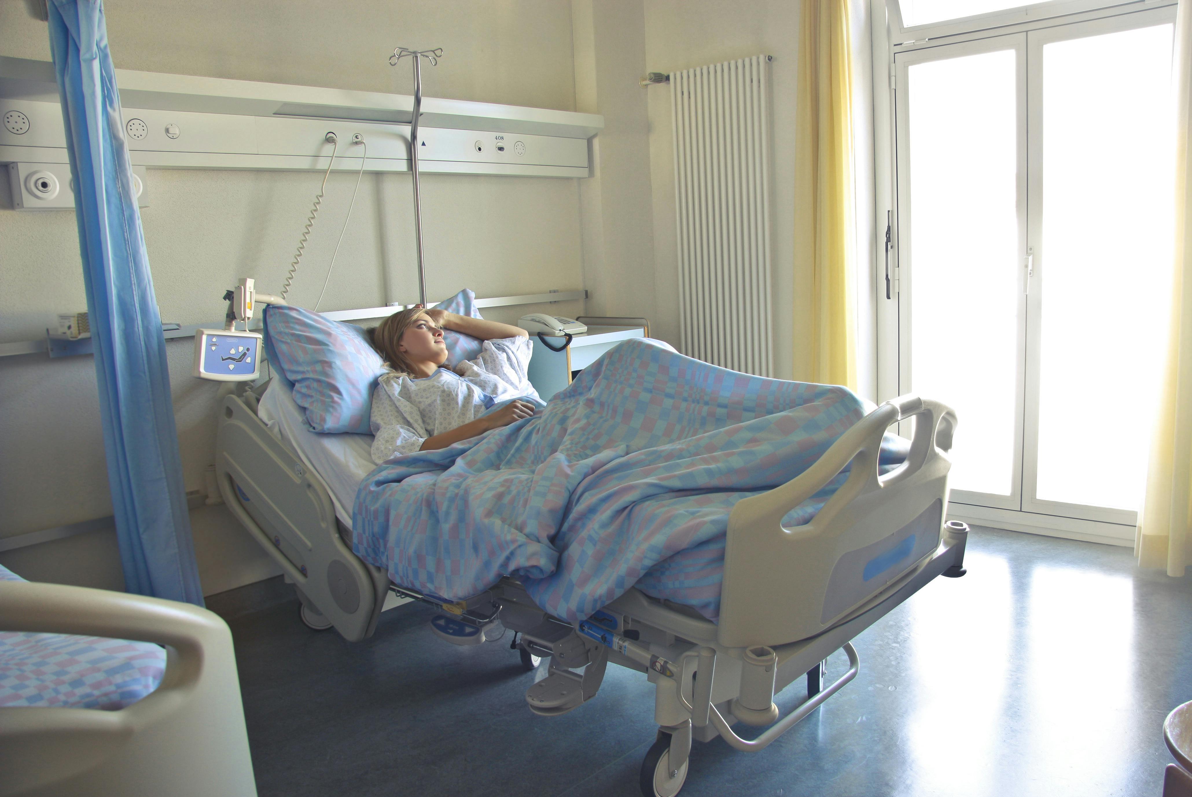 Una mujer enferma en la cama de un hospital | Fuente: Pexels