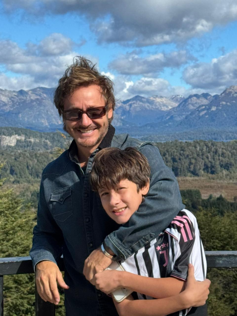 Benjamín Vicuña junto a su hijo, Benicio | Fuente: Instagram/benjaminvicuna.ok