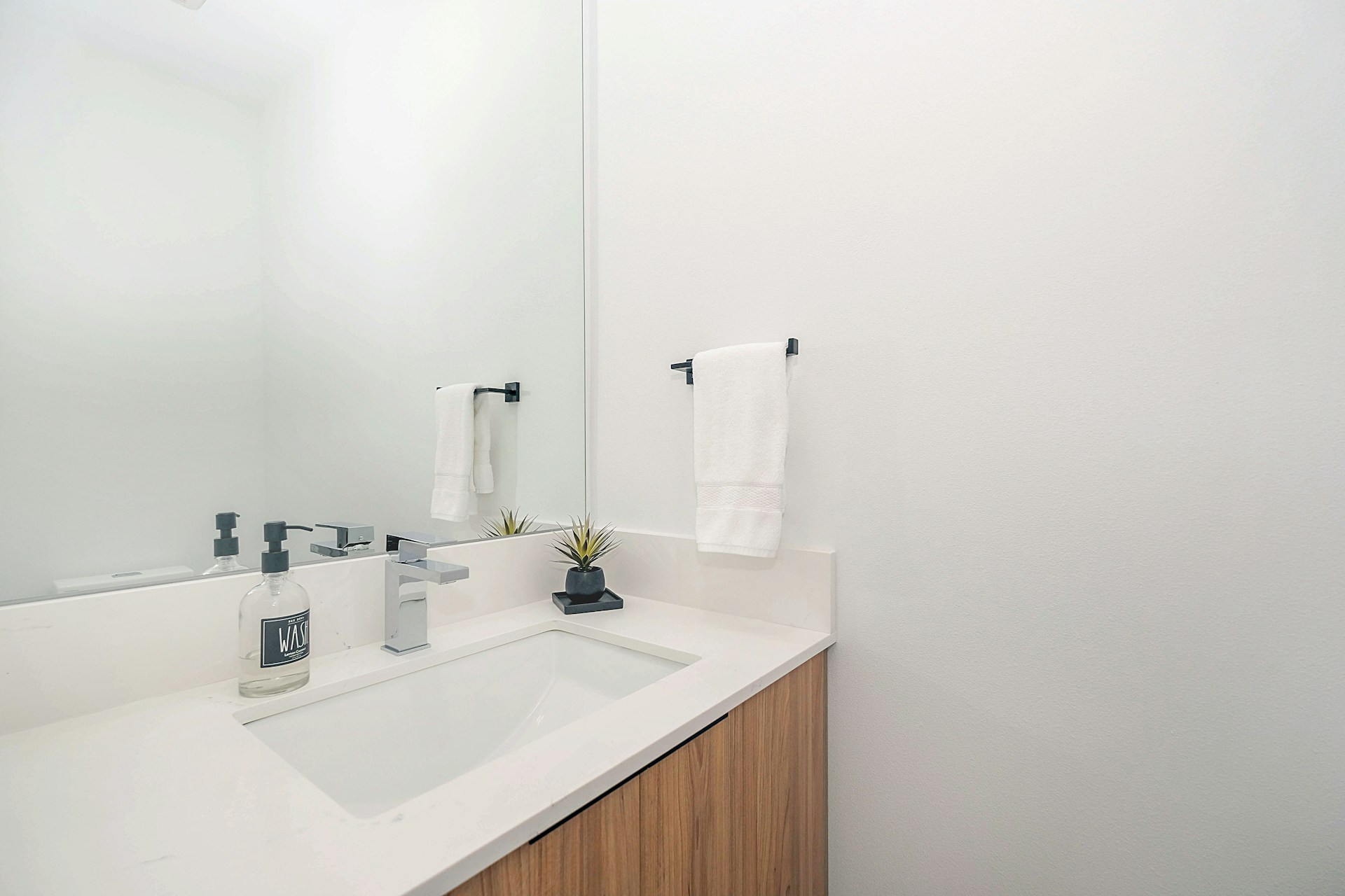 Una encimera y un lavabo limpios | Fuente: Unsplash