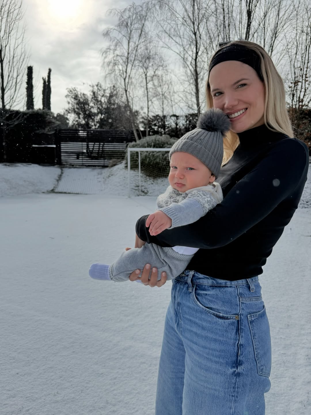 Eva Bargiela con su hijo Faustino bajo la nieve de Madrid | Fuente: Instagram/evabargiela
