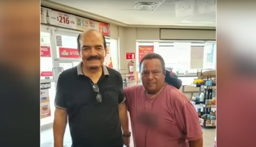 Carlos Gurrola "Papayita" junto a un allegado | Fuente: YouTube/NMás