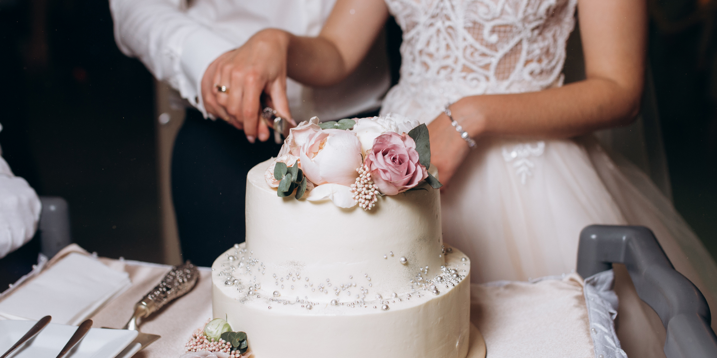 Novios cortando un pastel | Fuente: Freepik