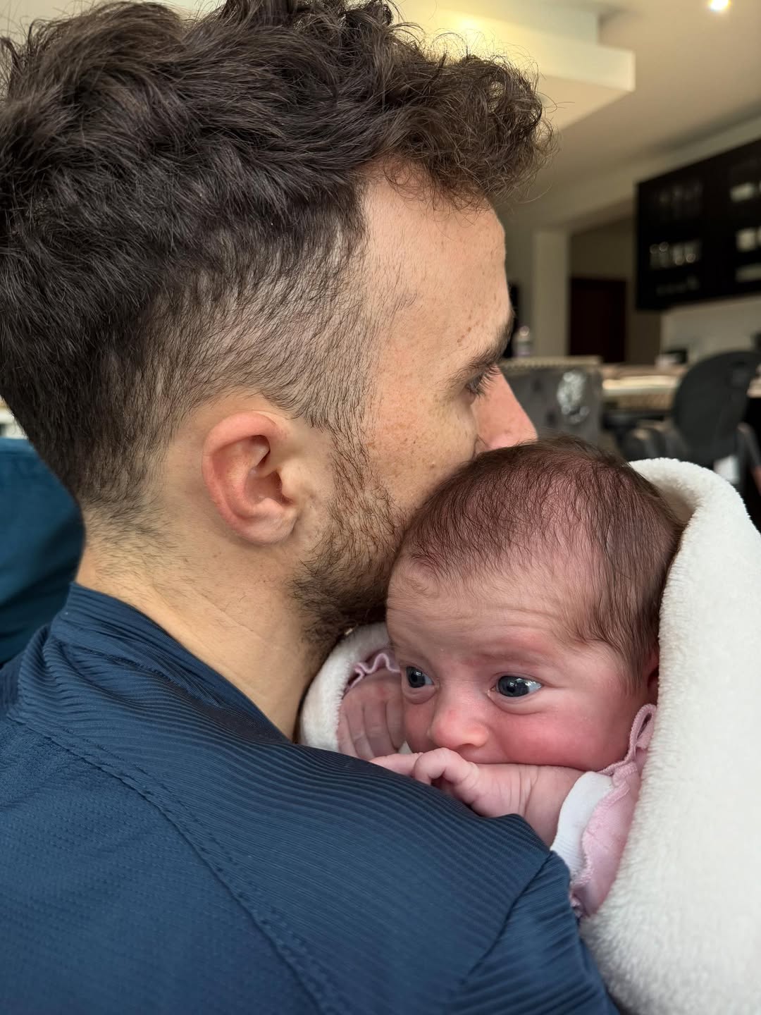 Diogo Jota sosteniendo a su pequeña hija recién nacida en brazos | Fuente: Instagram/rutecfcardoso14