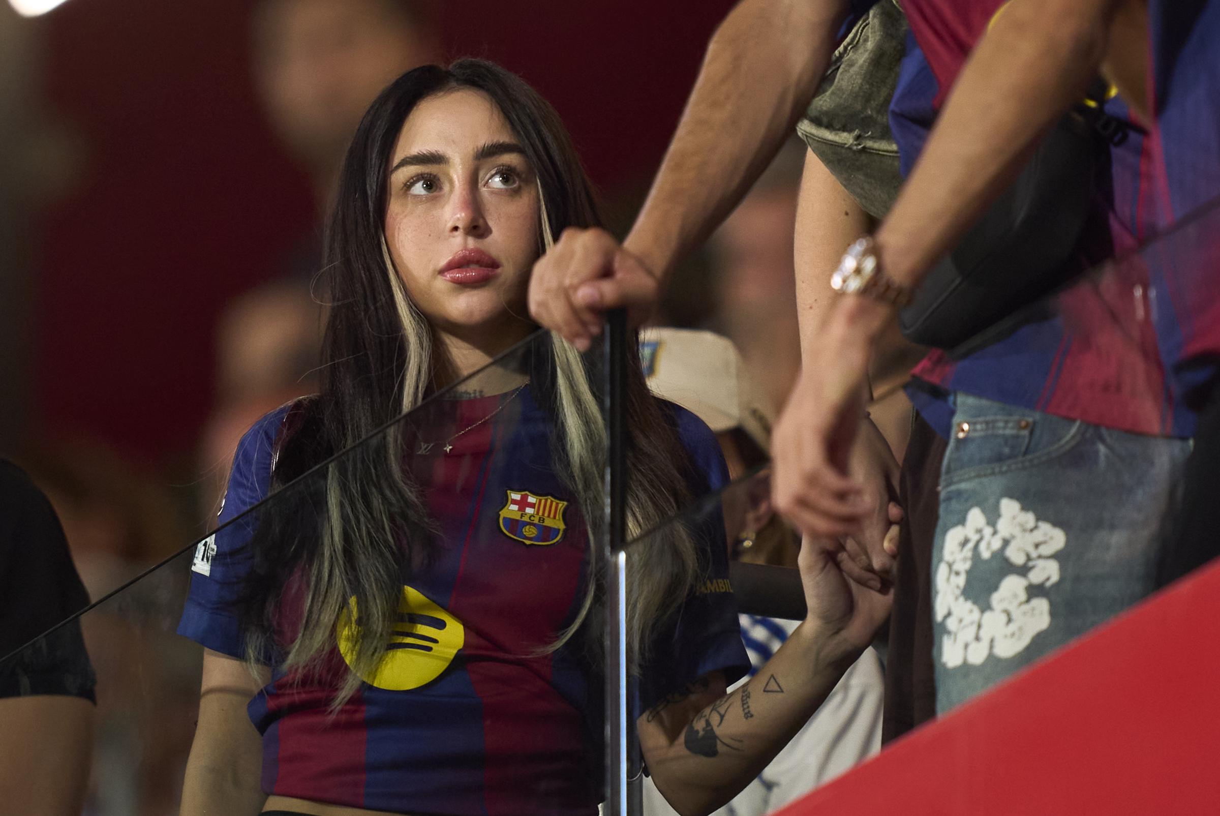 Nicki Nicole asistió al partido del Trofeo Joan Gamper entre el FC Barcelona y el Como 1907 en el Estadi Johan Cruyff el 10 de agosto de 2025 en Barcelona, España. | Fuente: Getty Images