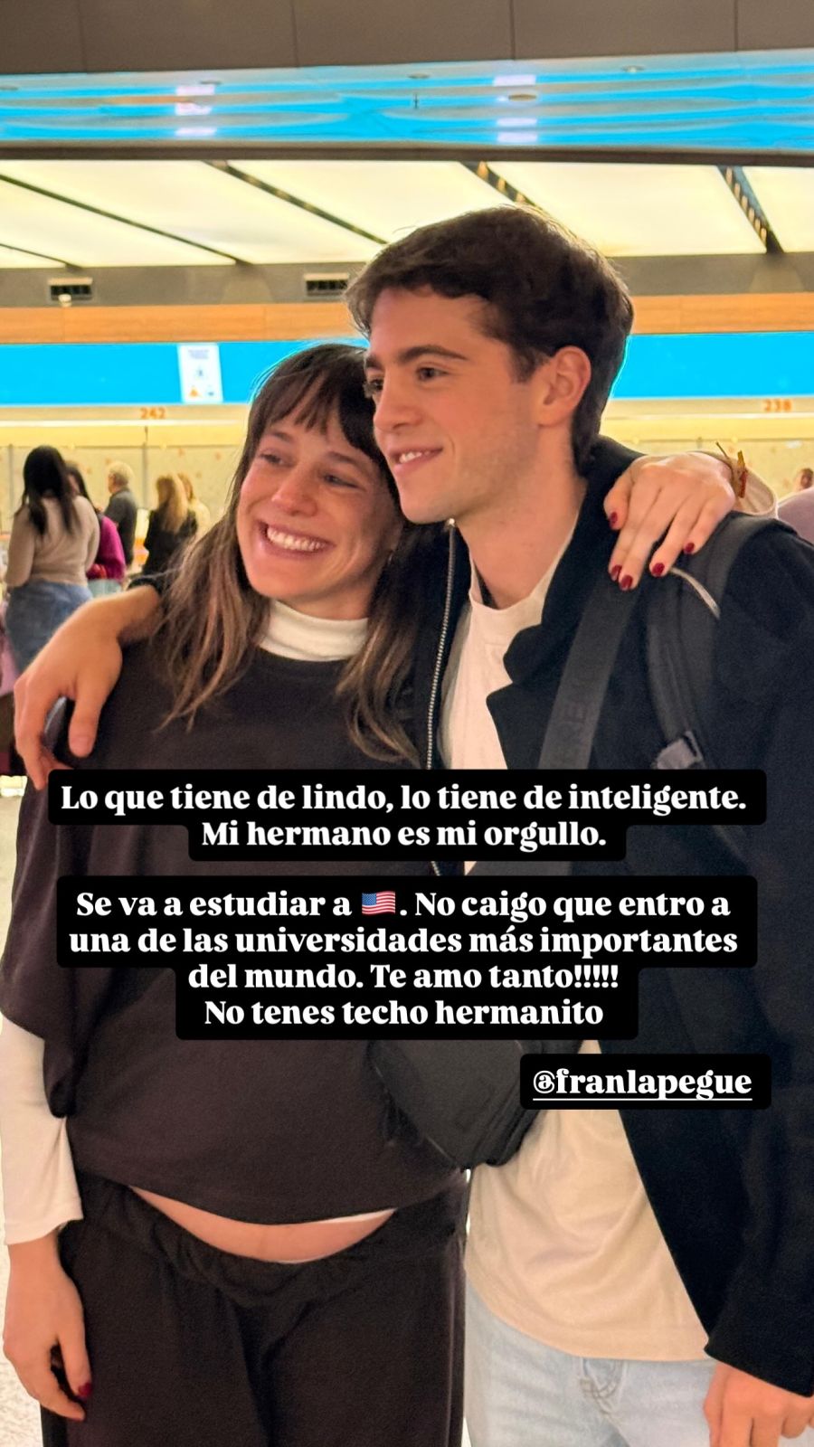 Mica Lapegüe acompañando a su hermano Franco Elvis Lapegüe en el aeropuerto durante su despedida antes de irse a Estados Unidos | Fuente: Instagram/sergiolapegue
