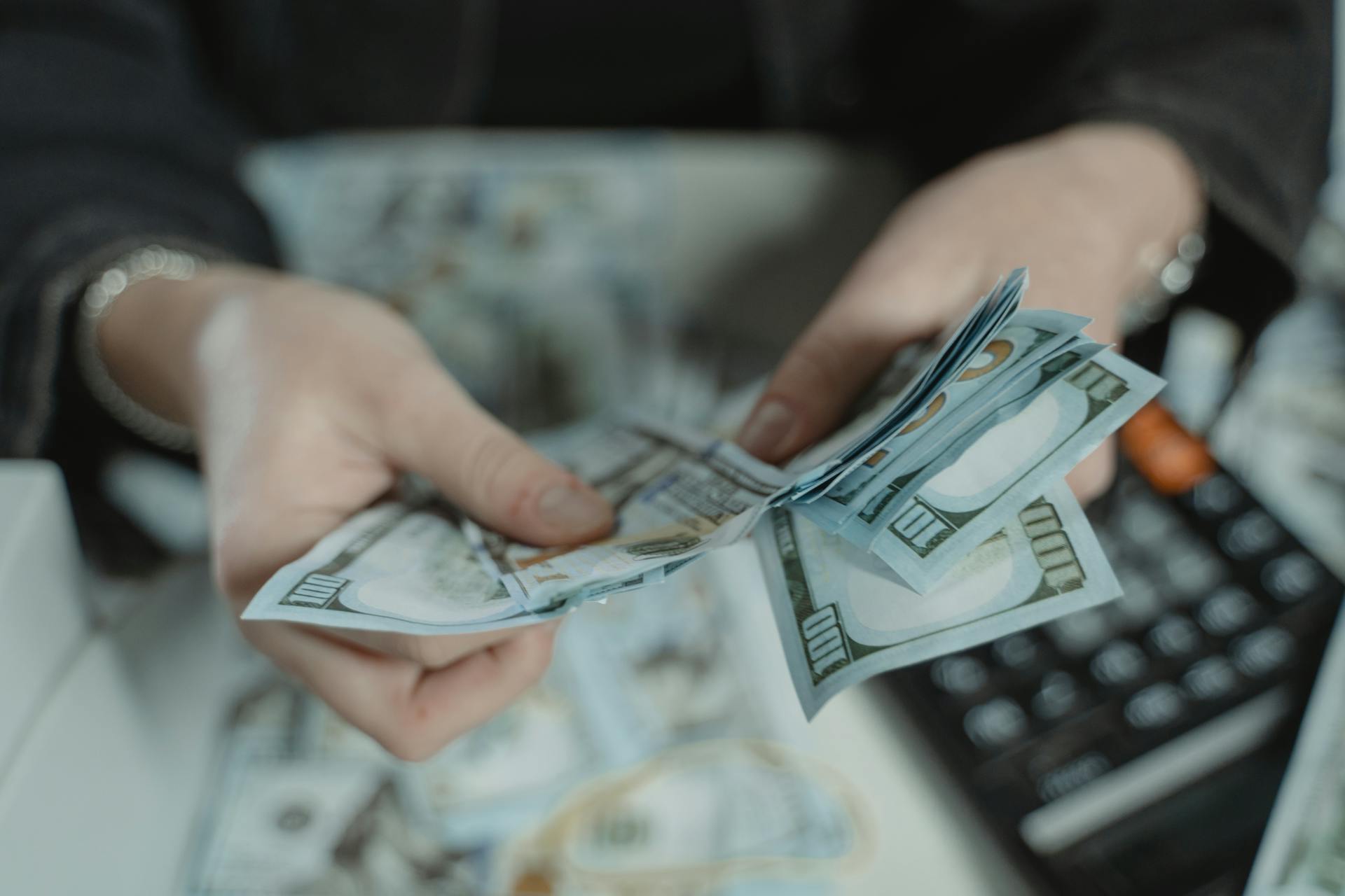 Una persona contando billetes de banco | Fuente: Pexels