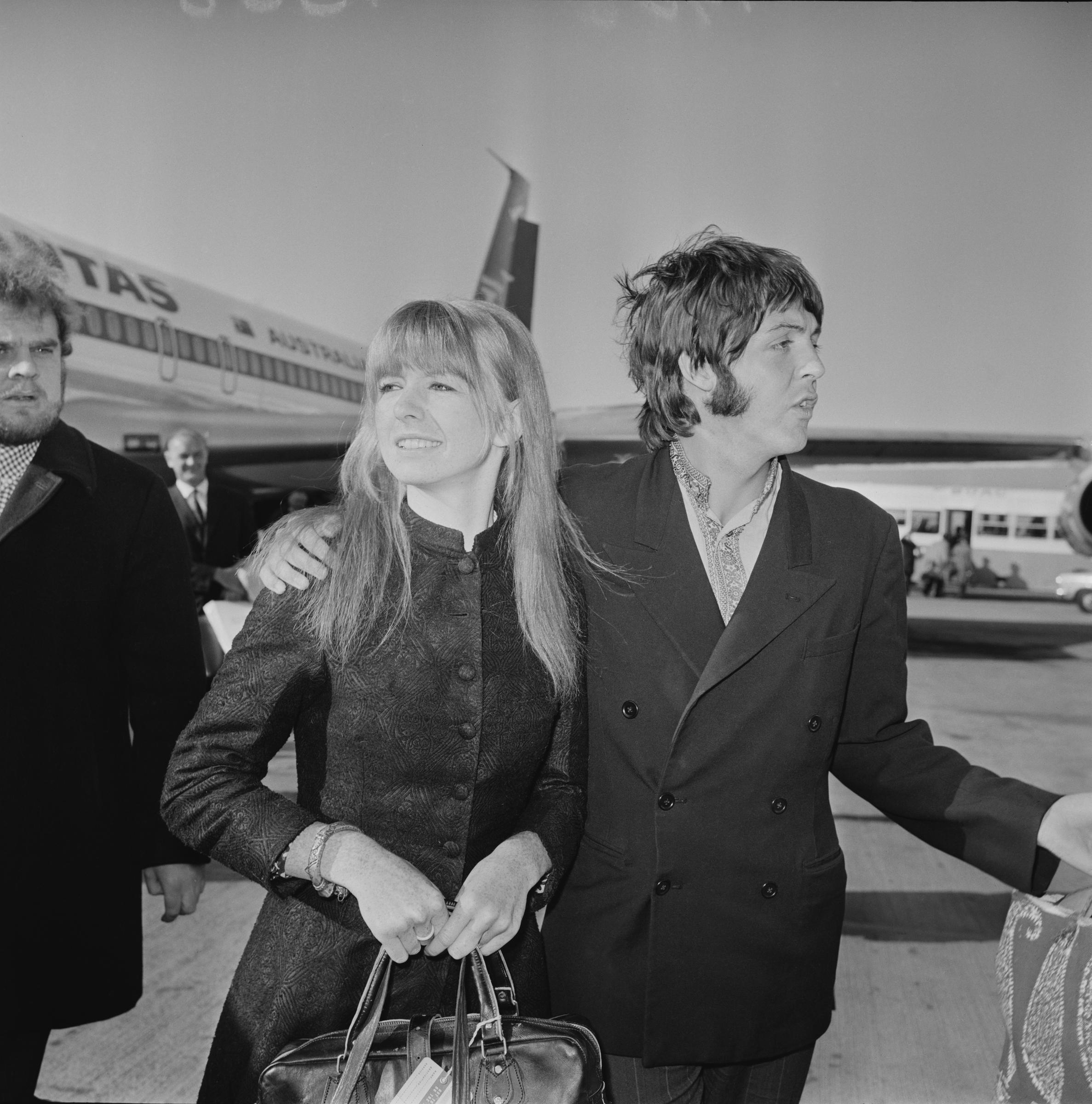 Paul McCartney y Jane Asher llegan al aeropuerto de Heathrow el 27 de marzo de 1968, en Londres, Reino Unido | Fuente: Getty Images