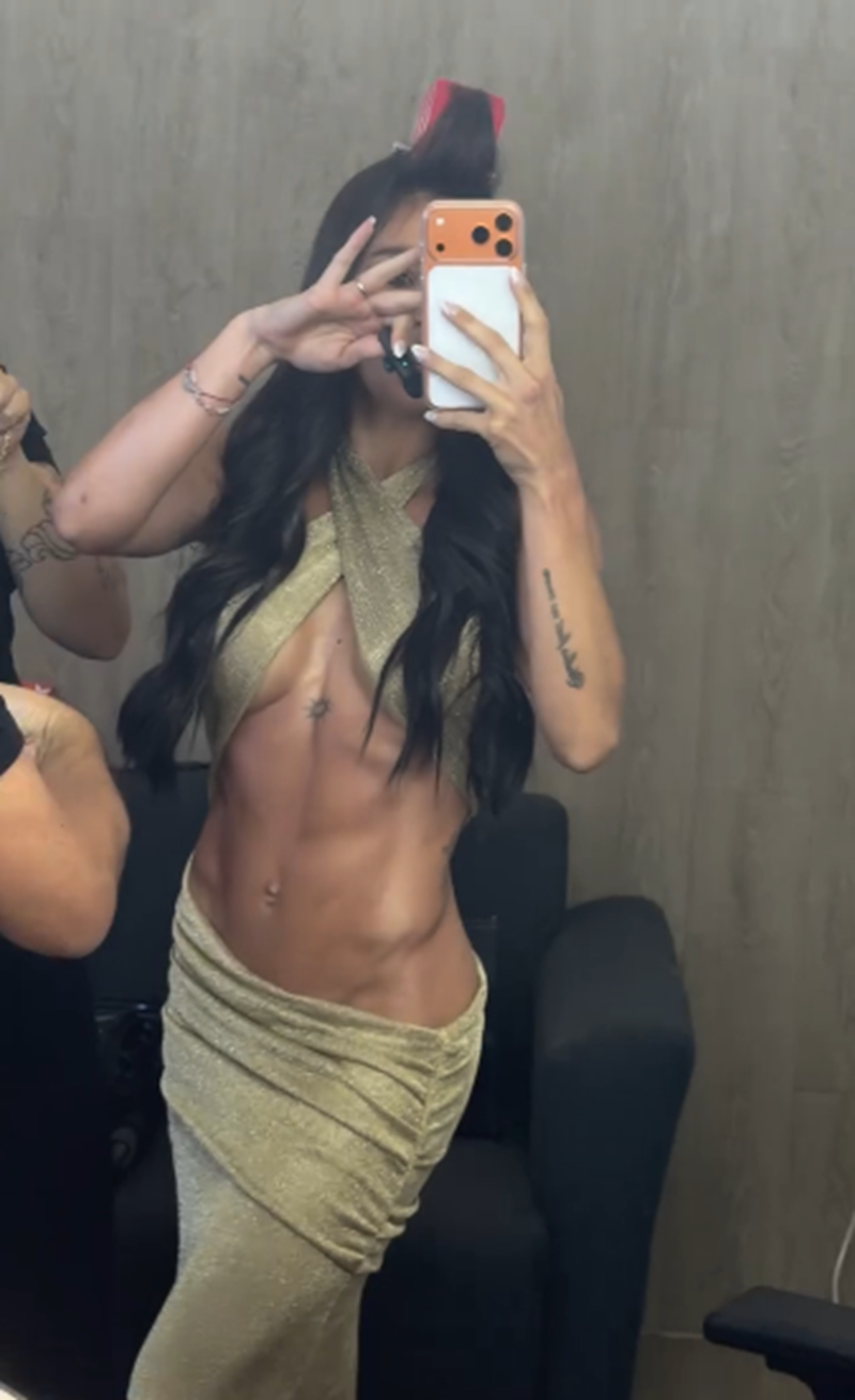 Sol Pérez mostrando su look para estreno de "Gran Hermano: Generación Dorada" | Fuente: Instagram/lasobrideperez