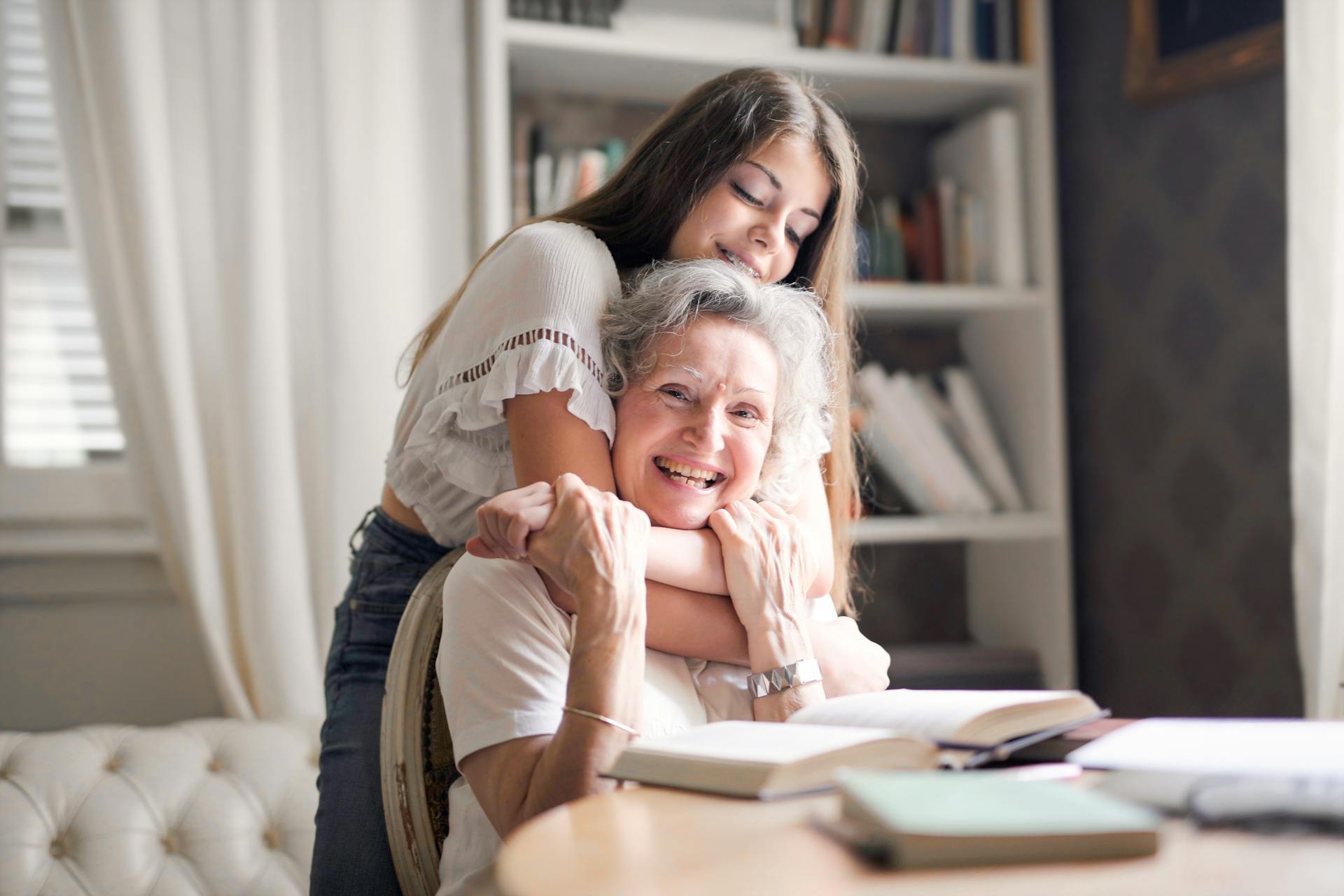 Una adolescente abrazando a su abuela | Fuente: Pexels