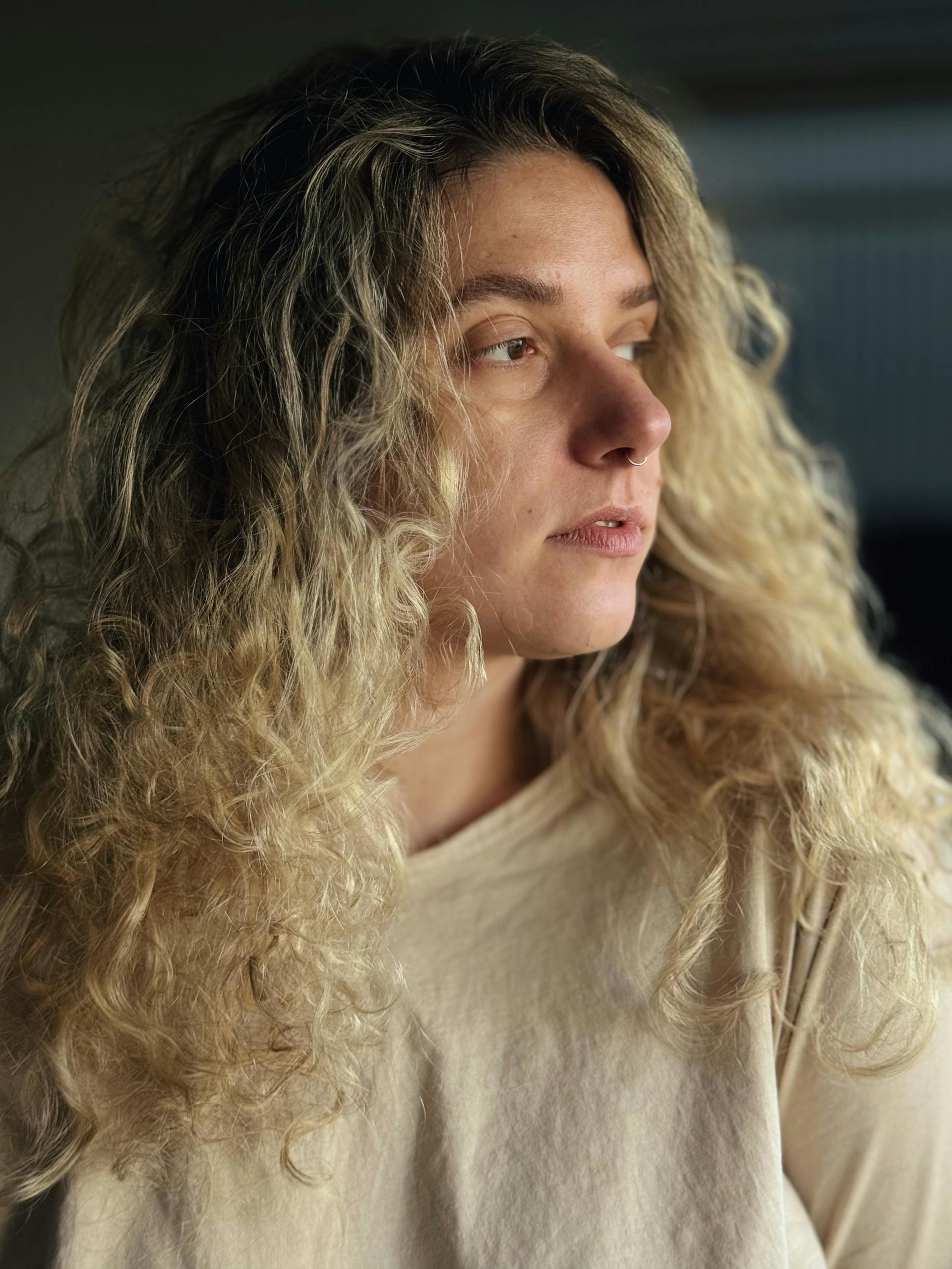 Una mujer mirando a un lado | Fuente: Pexels