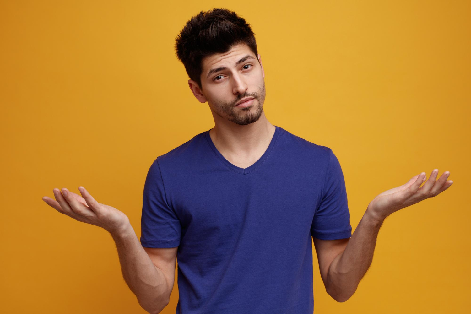 Un hombre encogiéndose de hombros | Fuente: Freepik