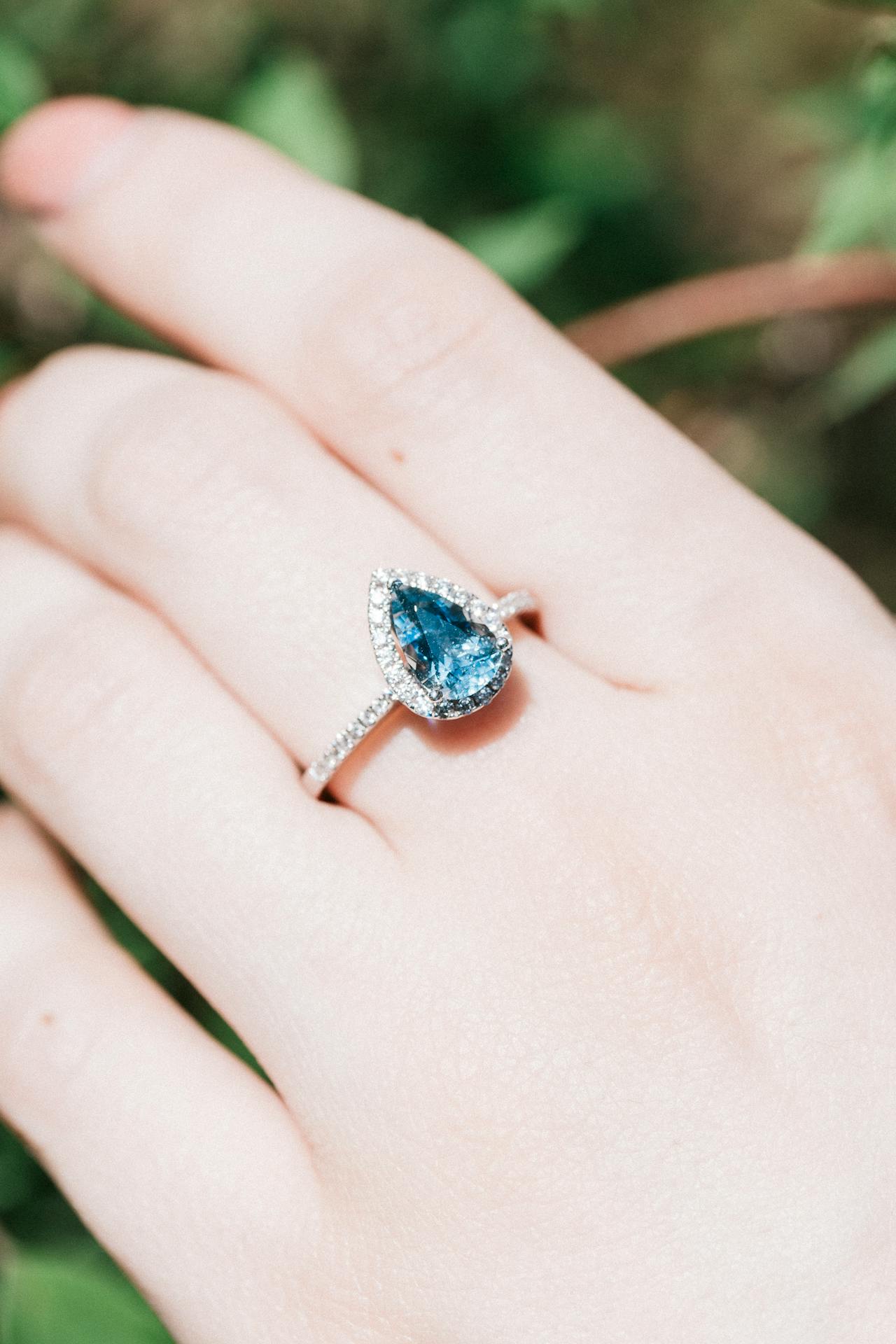 Primer plano de una mujer con un anillo de piedra azul | Fuente: Pexels