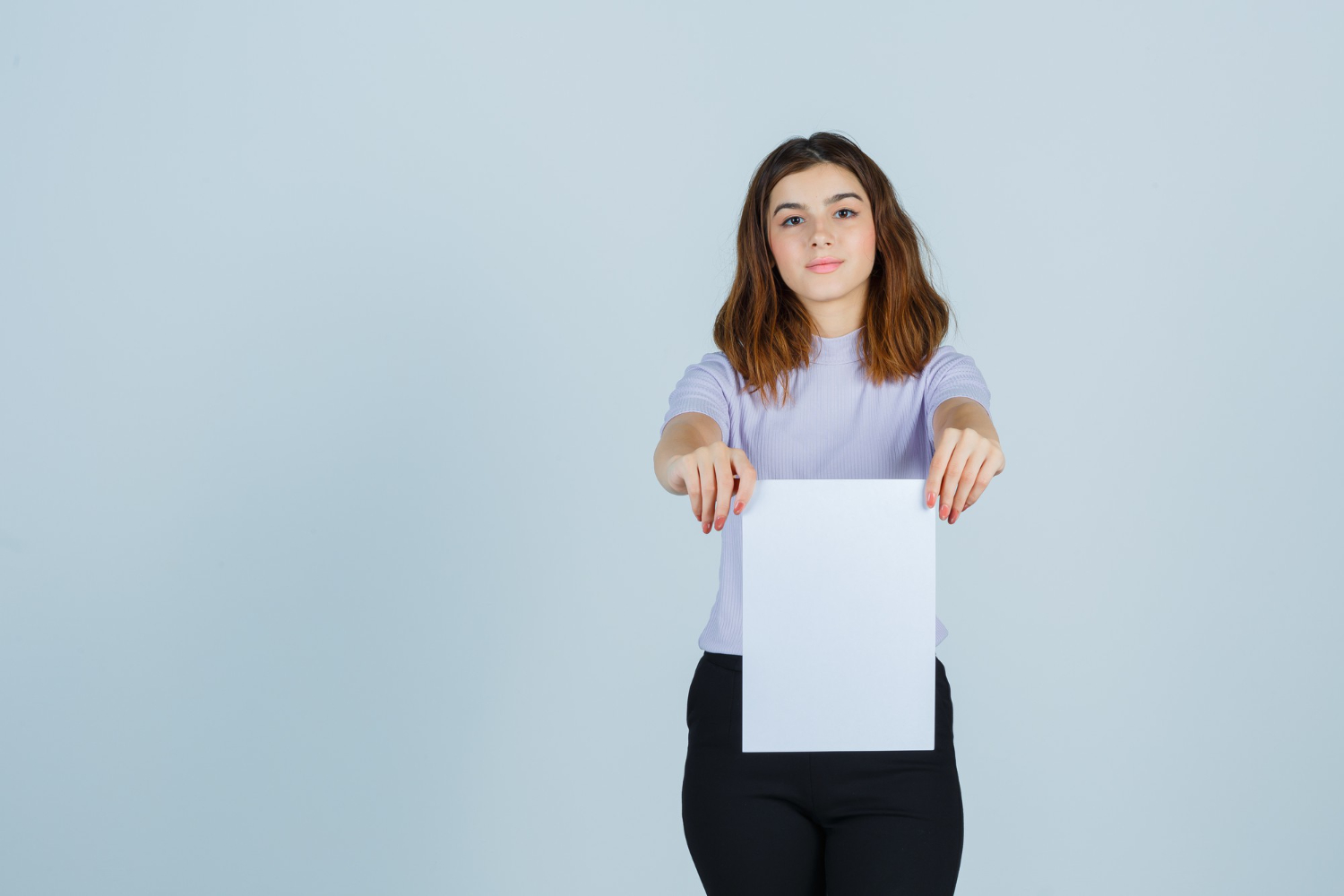 Una mujer entregando un papel | Fuente: Pexels